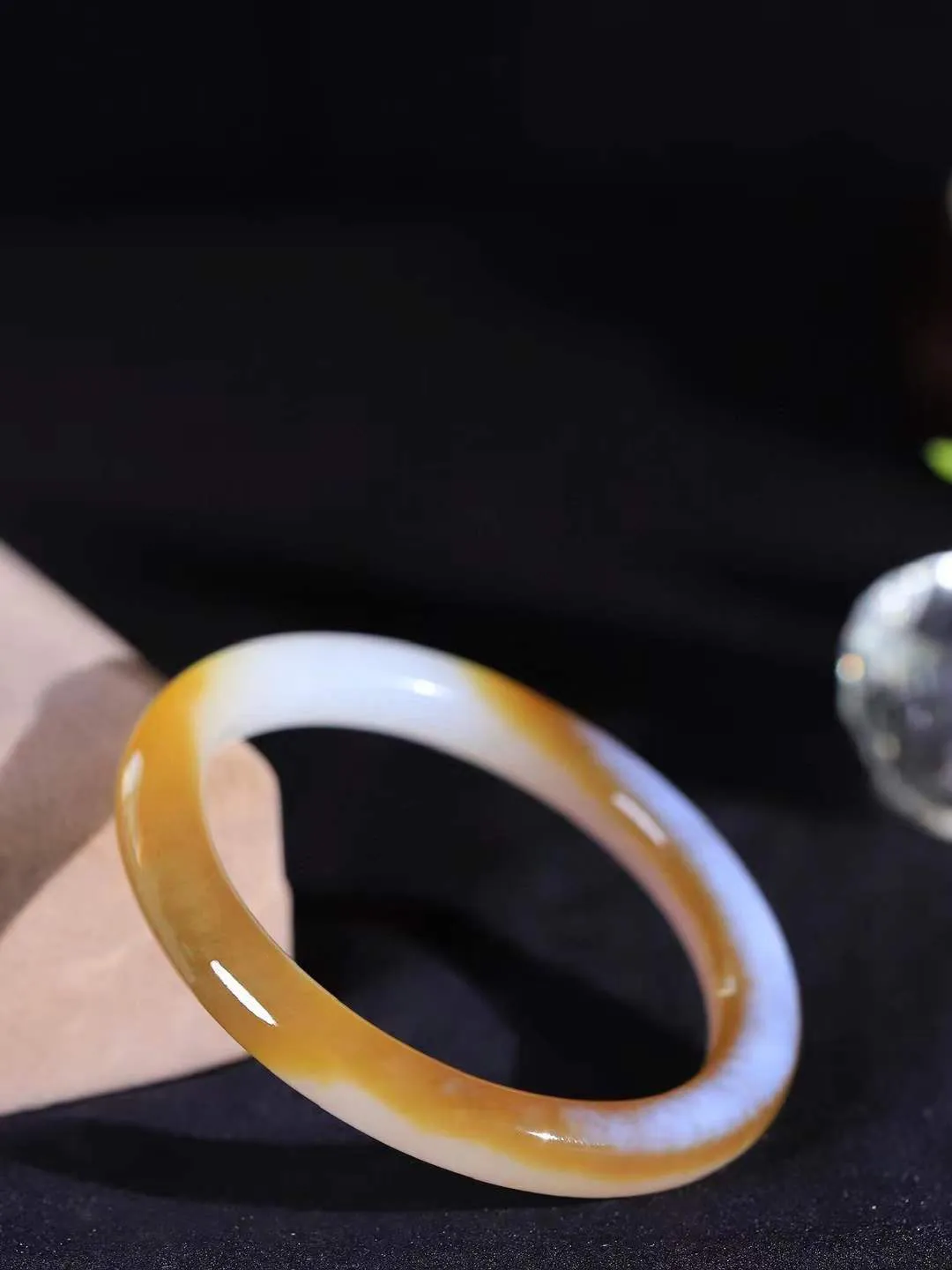 【婉约佳人.手镯】

精品️和田玉糖白玉手镯 玉质温润细腻 油性十足 手感舒适，高华雅逸，线条流畅，简约大气，美自天成，素雅高贵。佩戴于腕间，婉约之美，举手投足间透出那份低调奢华。重31.2克 内径53.5mm  尺寸8.1-8.2mm   FDA-111102533