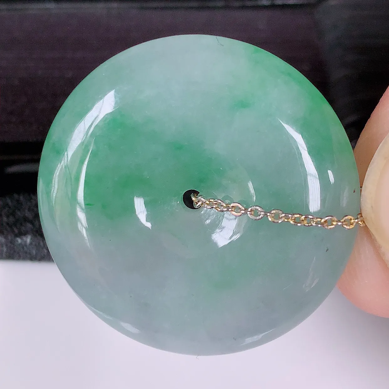 自然光实拍，冰飘绿翡翠平安扣吊坠，玉扣，平安是福；很美的料子，平安扣佩戴优雅迷人！#57.29