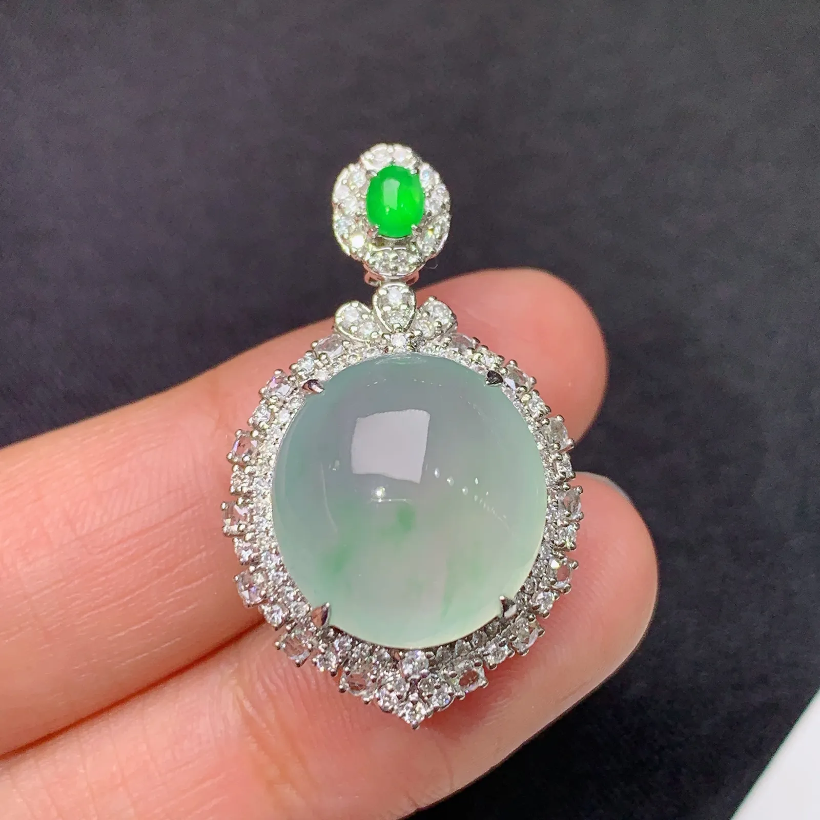 冰晴底蛋面吊坠，18k金镶嵌，冰润饱满，玉质细腻，种水足，Al 尺寸30.8*19*11.3