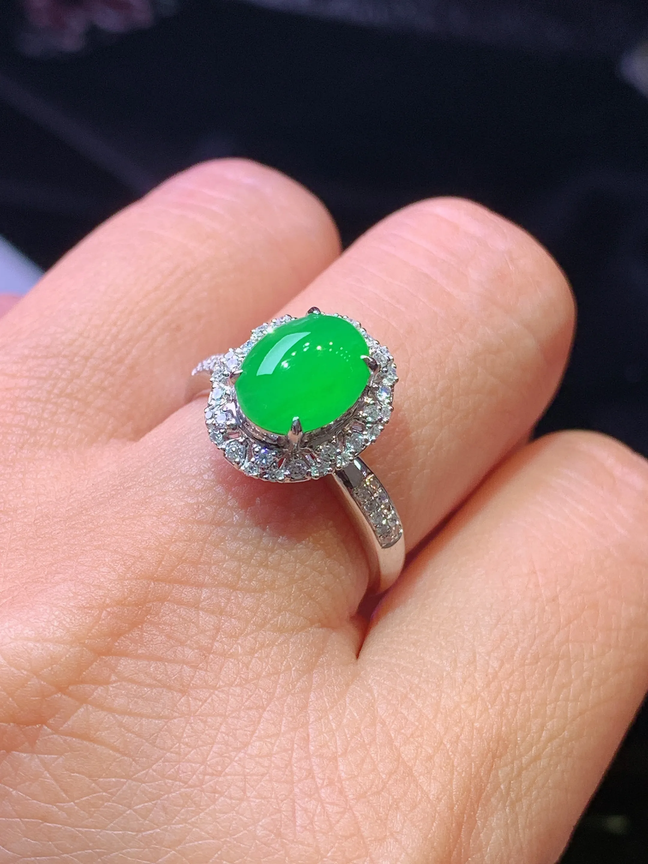 18k金钻镶嵌满绿蛋面戒指 玉质细腻 色泽清新艳丽 圈口14.5 整体尺寸13*11*9.8