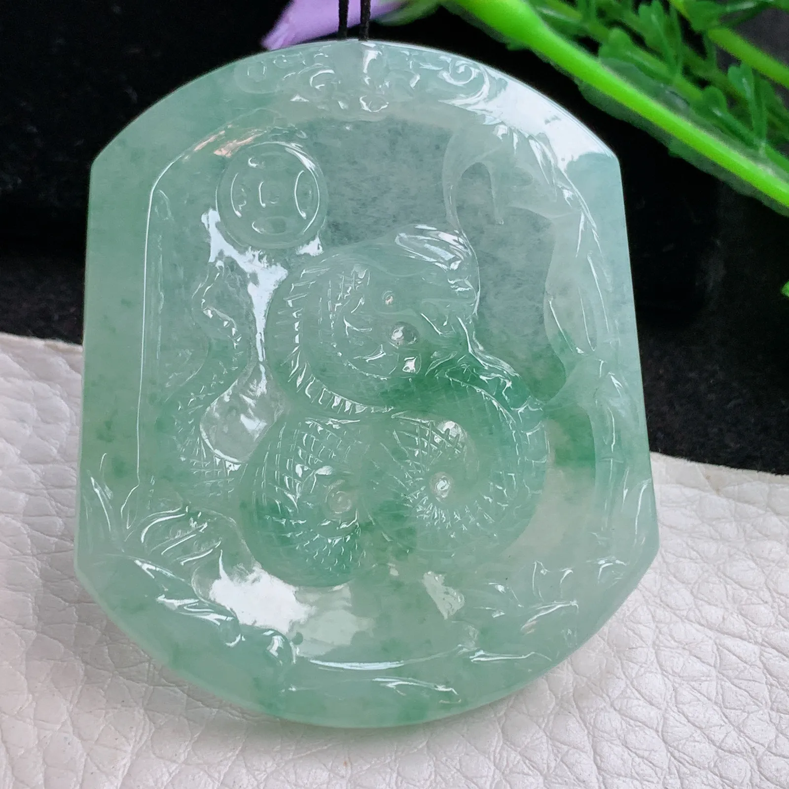 kh自然光54*46*4.5天然缅甸翡翠飘绿花腰缠万贯 年肖蛇玉吊坠 毛衣坠