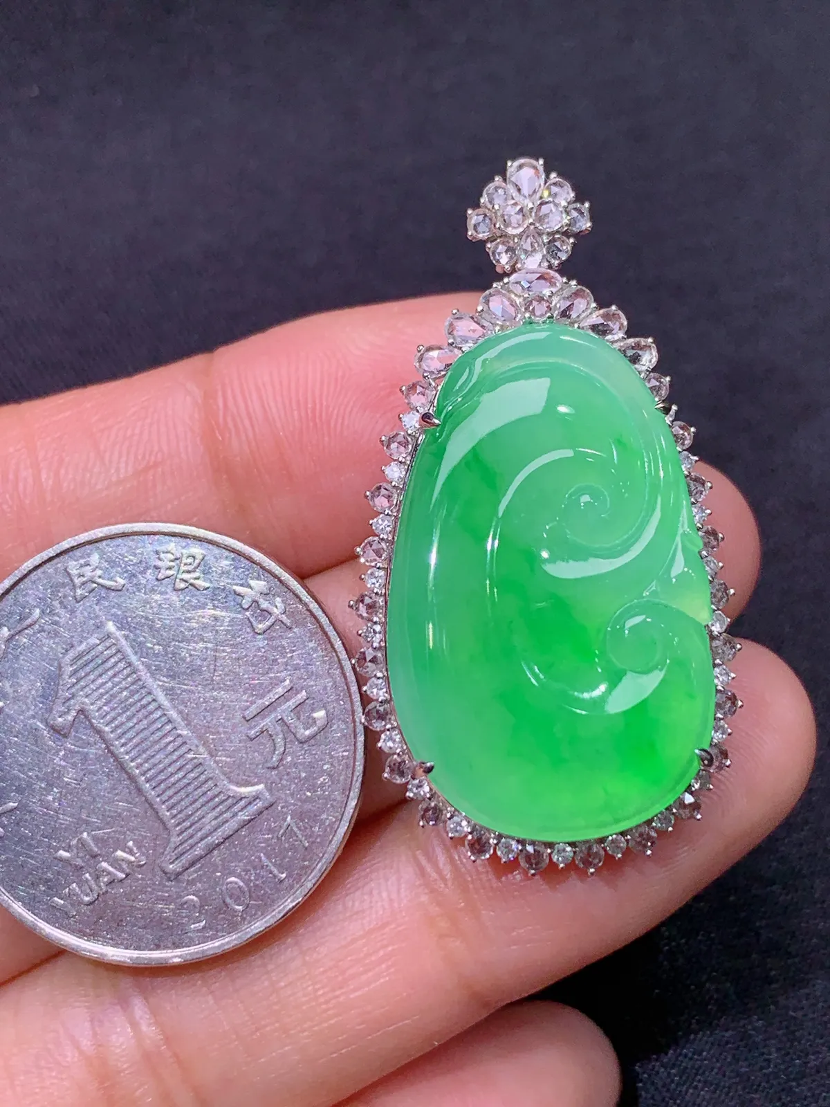 甜绿如意吊坠，18k金镶嵌，色泽鲜阳，冰润细腻，种水足 尺寸39*21.5*8.2