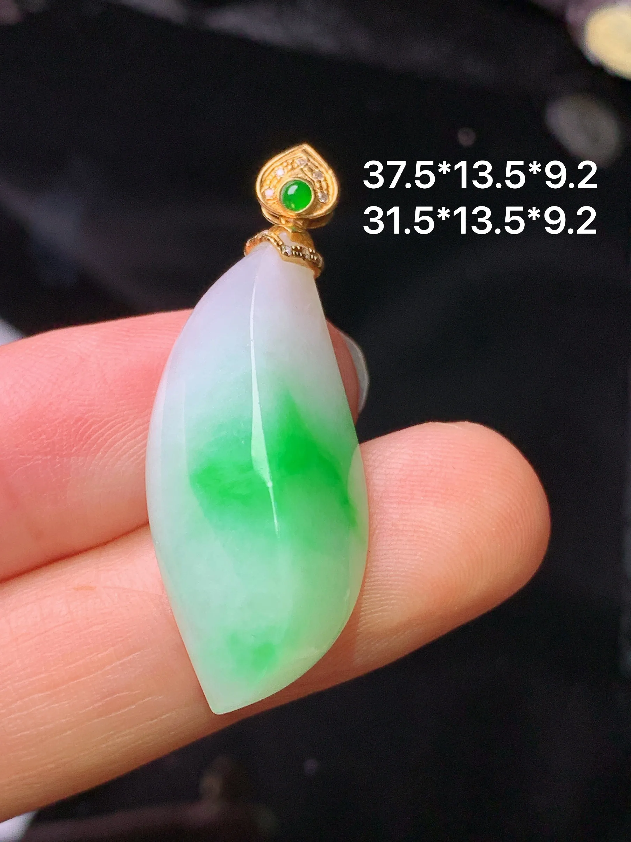18k金钻镶嵌飘绿随形吊坠 玉质细腻 色泽清新艳丽  整体尺寸37.5*13.5*9.2