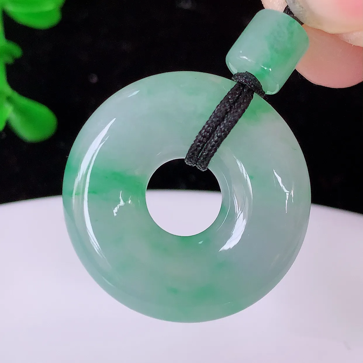 自然光实拍，冰种飘绿翡翠平安扣吊坠，玉扣，平安是福；很美的料子，平安扣佩戴优雅迷人！#12.29