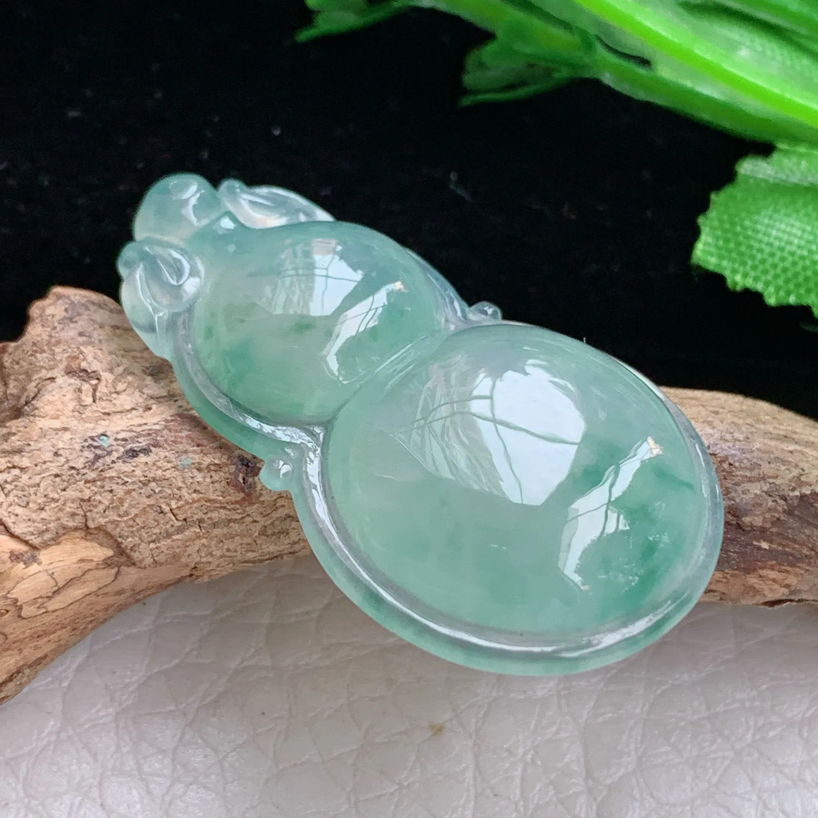 gp自然光37*21.8*6.2天然缅甸翡翠冰晴绿饱满飘花葫芦玉吊坠