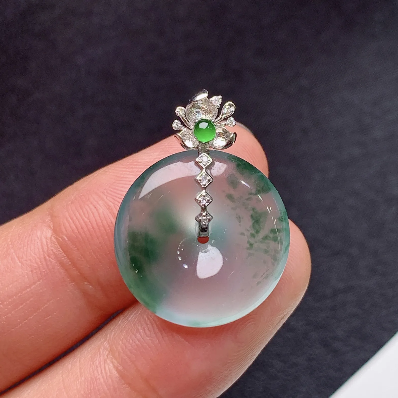 冰飘花平安扣吊坠，18k金镶嵌，冰冰润润，玉质细腻，种水足 尺寸24*17.9*4.1