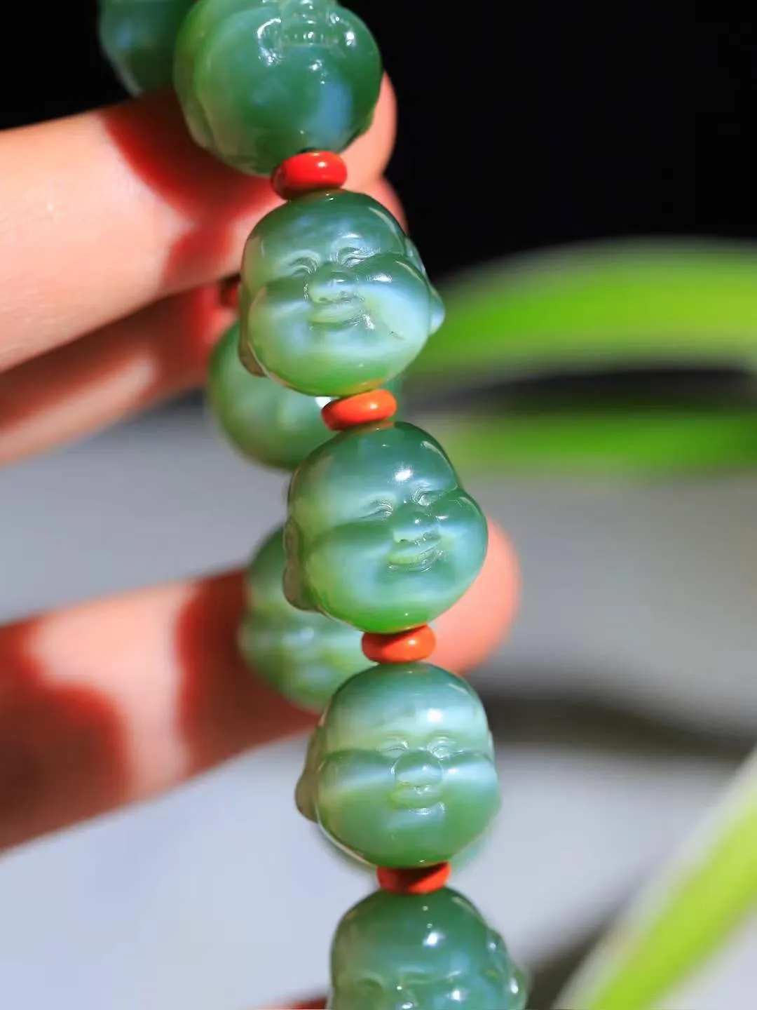 （弥勒笑佛.手持）

典藏级臻品️和田玉碧玉猫眼弥勒佛手持、脂粉浓郁，玉质细腻温润，油性十足，颗颗精雕笑佛，笑容可掬，让人如沐春风，笑语吟吟，寓意待人宽厚，遇事大度，能屈能伸，️福佛相伴，福运连绵。给佩戴者带来平安 。尺寸取一15.8-16.7-16.4mm重121.5克FDA-88120289A