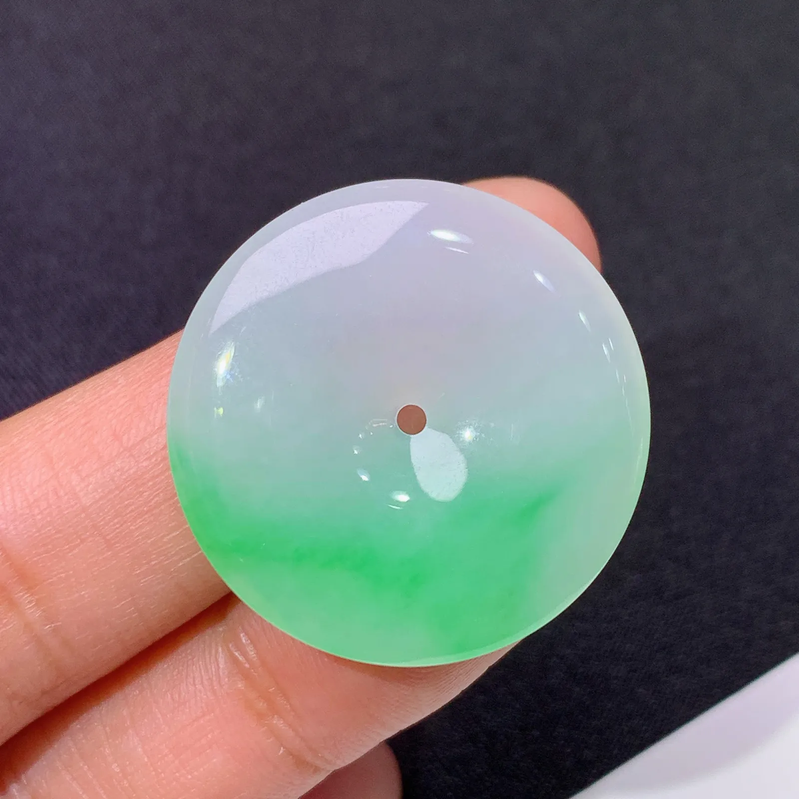 飘绿平安扣，冰润色阳，玉质细腻，种水足尺寸28.1*4.6