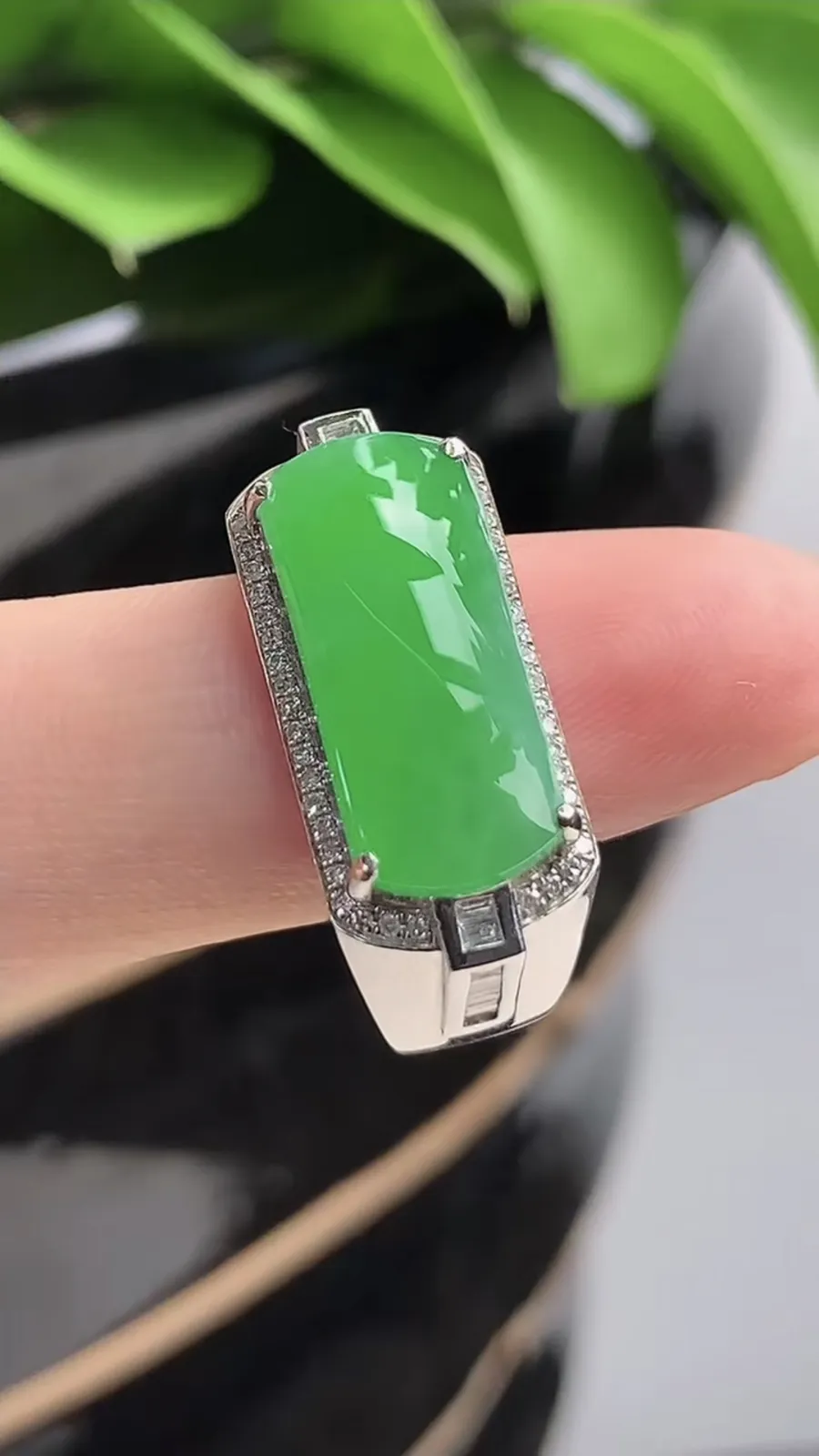 a货翡翠老坑冰种18K金伴钻镶嵌阳绿马鞍戒指 圈口20裸石尺寸17.7×7.3mm 重量6.50g 1201