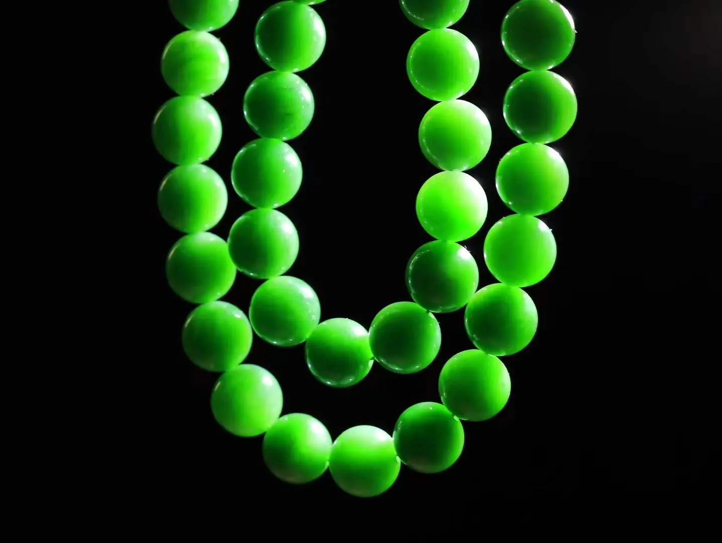 【珠圆玉润.项链】

收藏级臻品️和田玉碧玉珠圆玉润项链 玉质温润细腻  整串打磨圆润，佩戴舒适。珠珠落玉盘，间关莺语花底滑，一生美好时光，无论身在何处，都有它相伴相守。事事顺遂，幸福美满，吉祥如意。重106.7克 尺寸取一11.9mm  79125278A