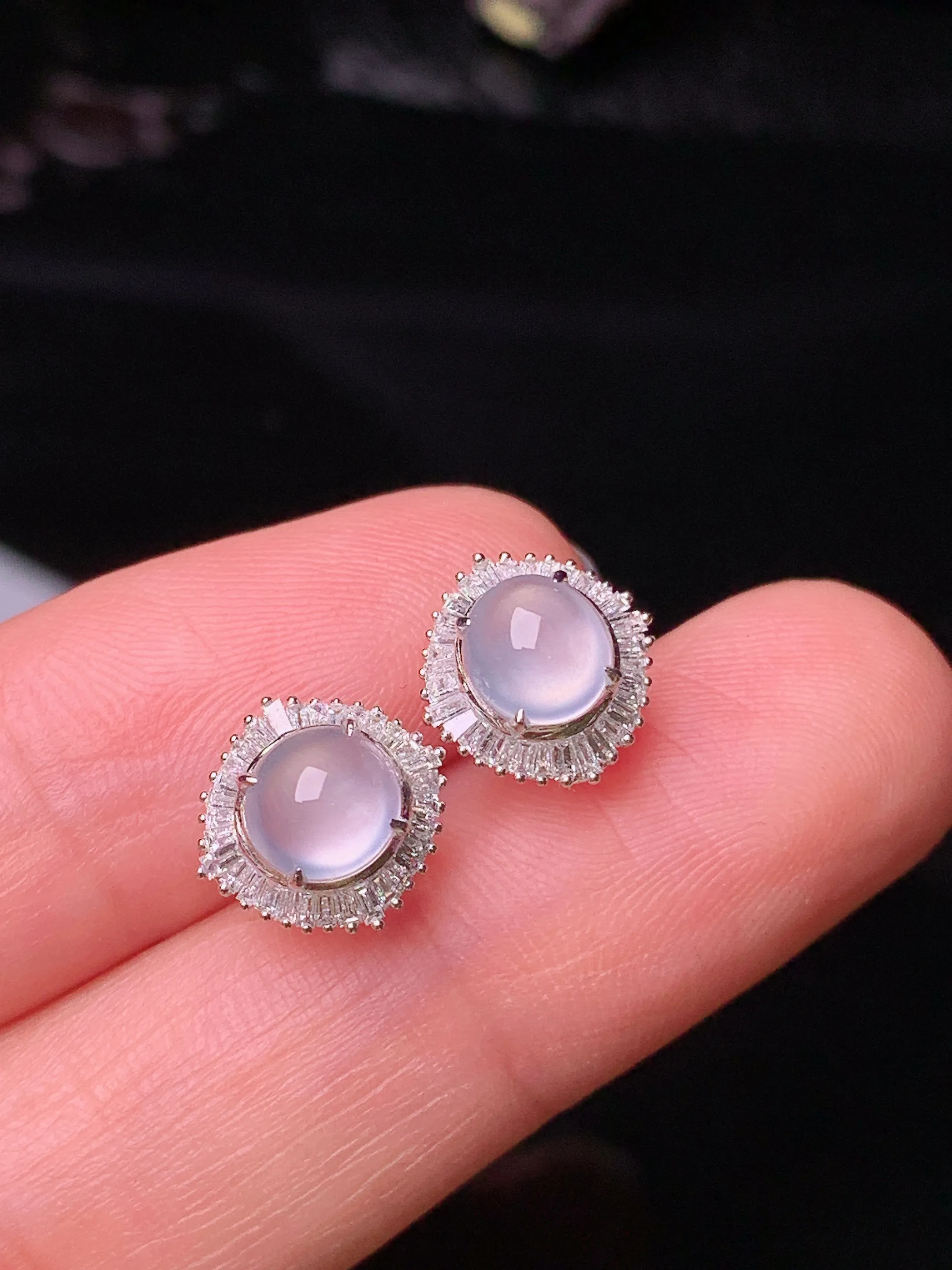 18k金钻镶嵌冰种蛋面耳钉 玉质细腻 色泽清新艳丽 整体尺寸10.2*9.5*6.8