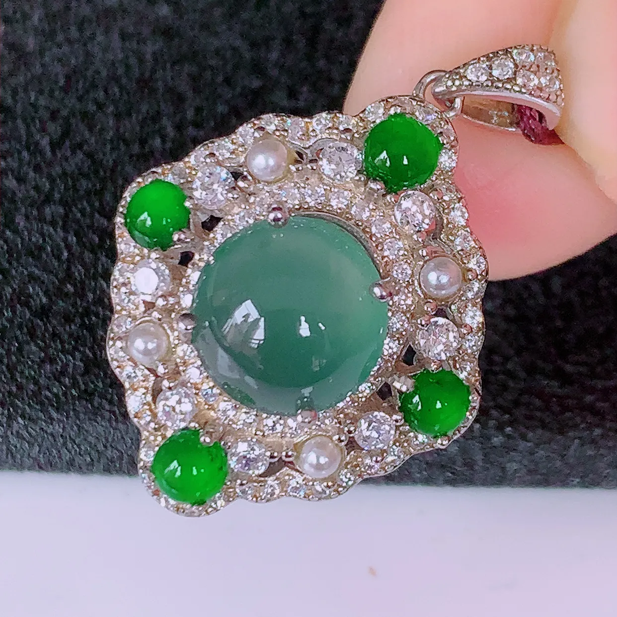 冰透满绿翡翠925银镶嵌吊坠，自然光实拍，翠色灵动，颜色漂亮，种老水足，品相佳，佩戴佳品！#97.2