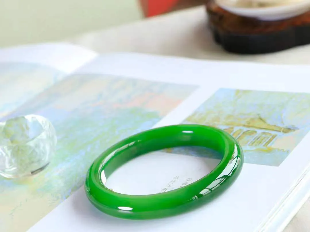 【碧波流转·手镯】

收藏级臻品️和田玉碧玉手镯，玉质细腻温润，手感舒适，️线条流畅，简约大气，美自天成，佩戴于腕间，婉约之美，举手投足间透出那份低调奢华，醉人心扉。
重55.2克 内径圈口58mm尺寸11.2-9.2mm  FDA-13402908