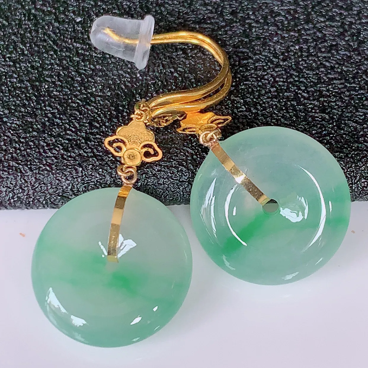 自然光实拍，18K金镶嵌冰种飘绿翡翠平安扣耳坠，玉扣，冰润光泽，寓意平平安安，平安扣佩戴时尚漂亮！#41.29整体34.5裸石13.8*4