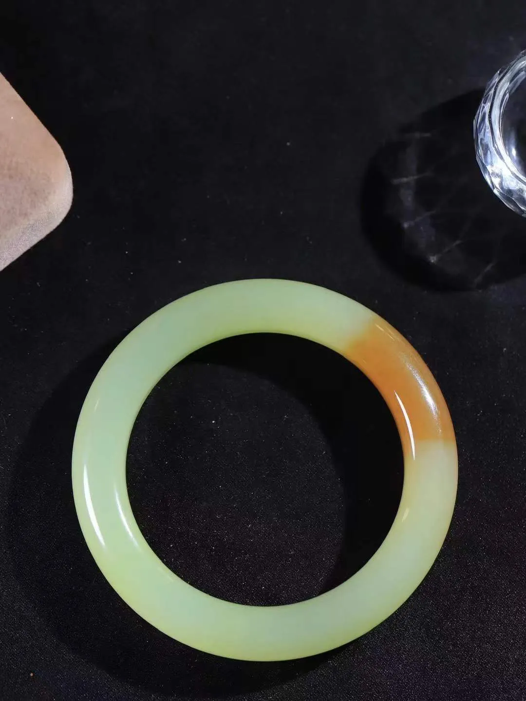 【花样年华·手镯】

典藏级臻品和田玉黄口带糖手镯，质地油润细腻，色泽高贵典雅，镯型古朴典雅。在诗情画意的雨巷相遇，你是我腕间的一抹风情，有你眸有深情，清风荡漾湖间静水，我愿俯身低眉，在烟波涟漪处，寻你深情倩影。内径56.5mm尺寸11.7-10.9mm 重66.2克fDA-78127247