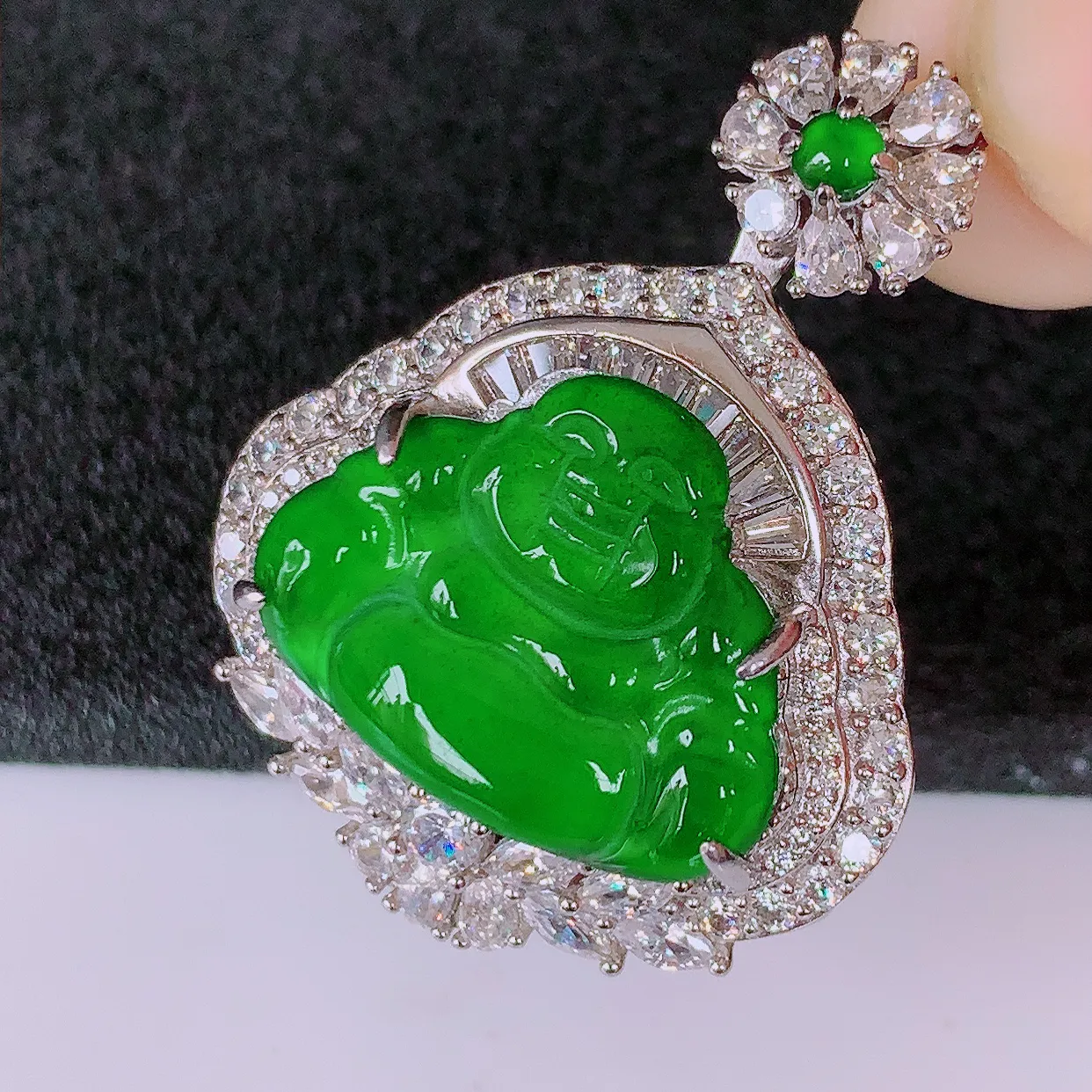 冰透满绿翡翠925银镶嵌佛公吊坠，自然光实拍，翠色灵动，颜色漂亮，种老水足，品相佳，佩戴佳品！#97.29整体34.5*26.5*12.5裸石19.5*15.5