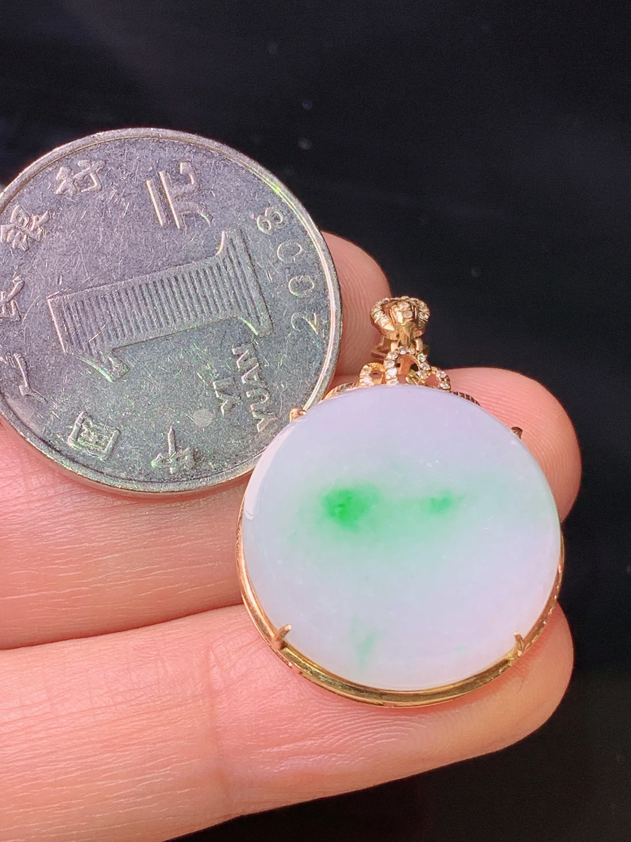 18k金钻镶嵌飘绿圆牌吊坠 玉质细腻 色泽清新艳丽 整体尺寸29*21*7