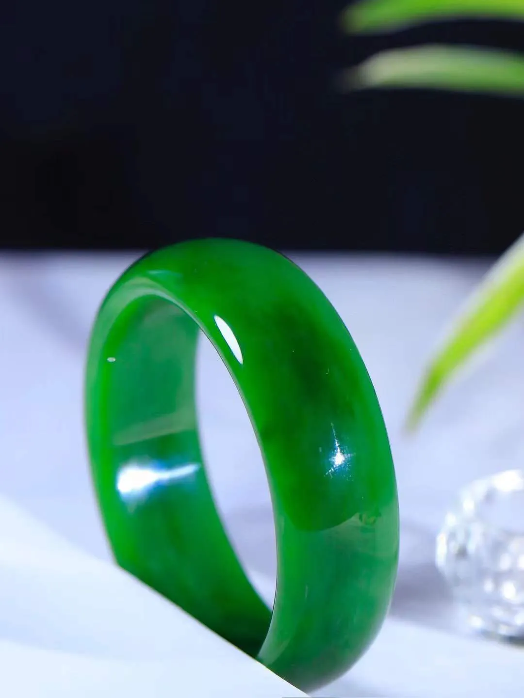 【悠悠芳华.镯】

收藏级臻品和田玉碧玉手镯 玉质温润 青葱岁月，尽收腕中，婉转流畅，凝岁月悠长。盈一眸恬淡，挽一抹绿意。重87.6克 内径59.5mm尺寸21.1-8mm   861102505A