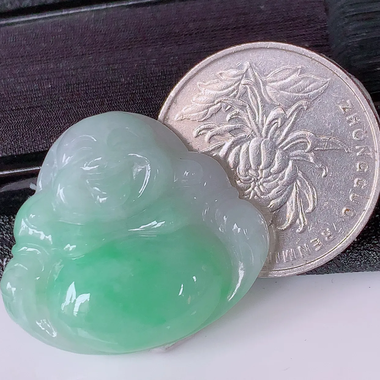 自然光实拍，冰润飘绿佛公吊坠，翡翠开心笑佛，种老水足，颜色漂亮，立体饱满圆润，佩戴效果赞#57.29