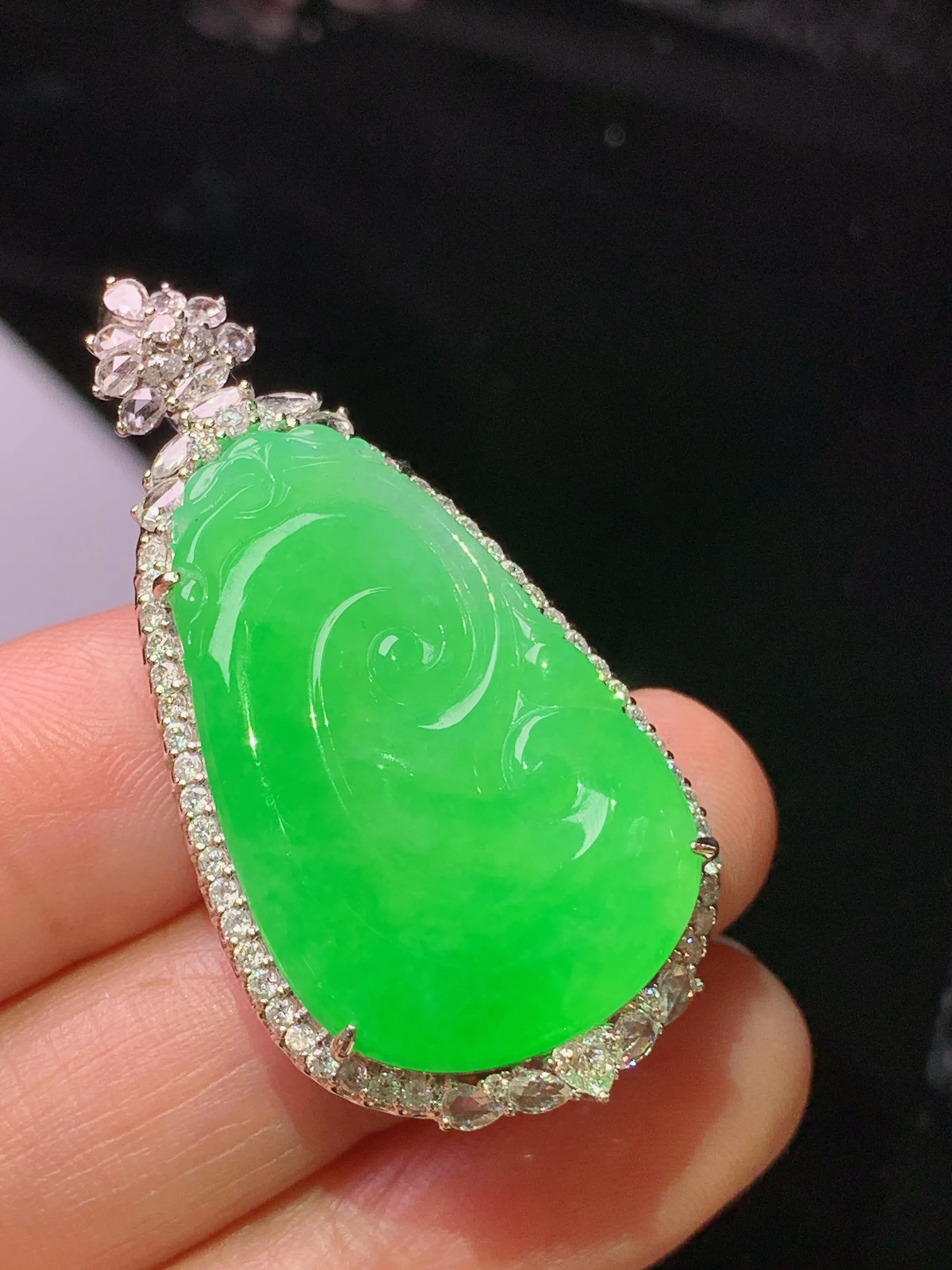 18k金钻镶嵌翠绿如意吊坠 玉质细腻 色泽清新艳丽  整体尺寸41.8*21.1*9.2