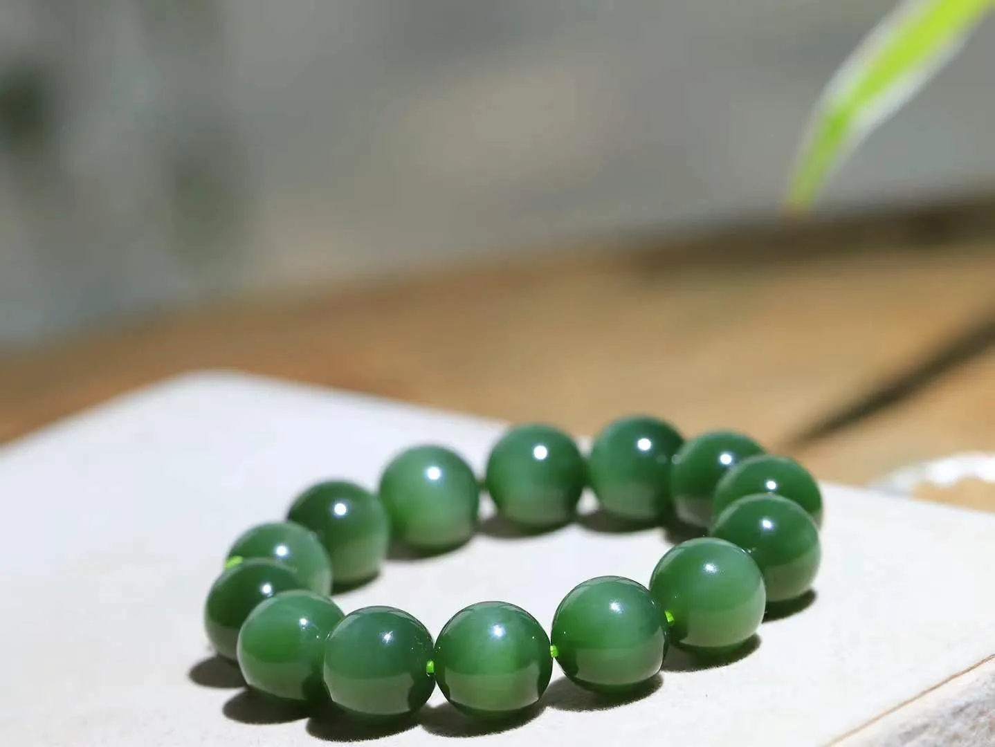 【珠圆玉润.手串】

精品和田玉碧玉猫眼珠圆玉润手串 玉质温润细腻  整串打磨圆润，佩戴舒适。珠珠落玉盘，间关莺语花底滑，一生美好时光，无论身在何处，都有它相伴相守。事事顺遂，幸福美满，吉祥如意。重59.69克   尺寸取一13.3mm   FDL-311210286