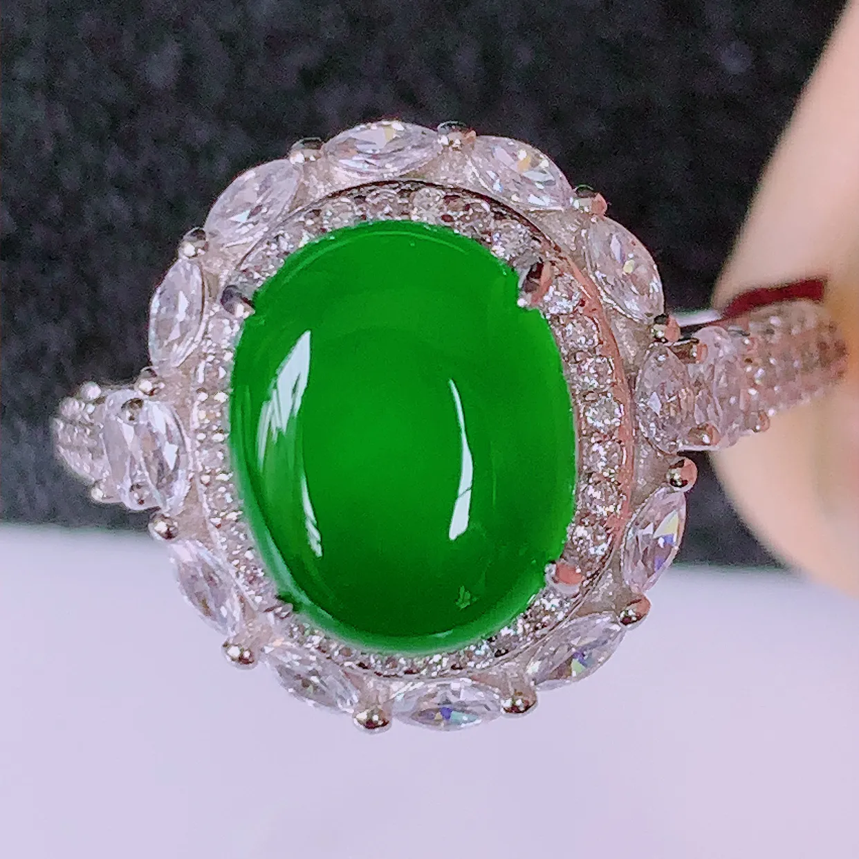 冰透满绿翡翠925银镶嵌戒指，自然光实拍，翠色灵动，颜色漂亮，种老水足，品相佳，佩戴佳品！#97.2