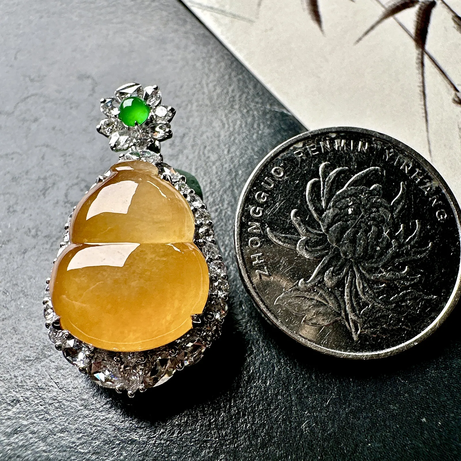 【冰种黄翡葫芦吊坠】质地细腻，冰感十足，晶莹透亮，18K金钻镶嵌，裸石尺寸17.4*14.5*5.5毫米