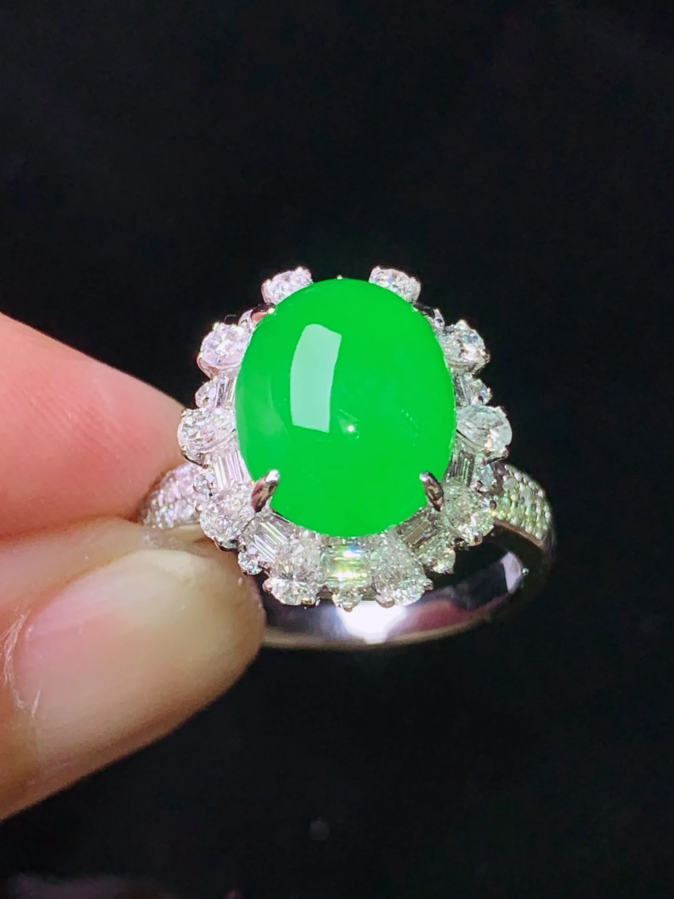 18k金钻镶嵌满绿蛋面戒指 玉质细腻 色泽清新艳丽  圈口15 整体尺寸16*14.2*11.5