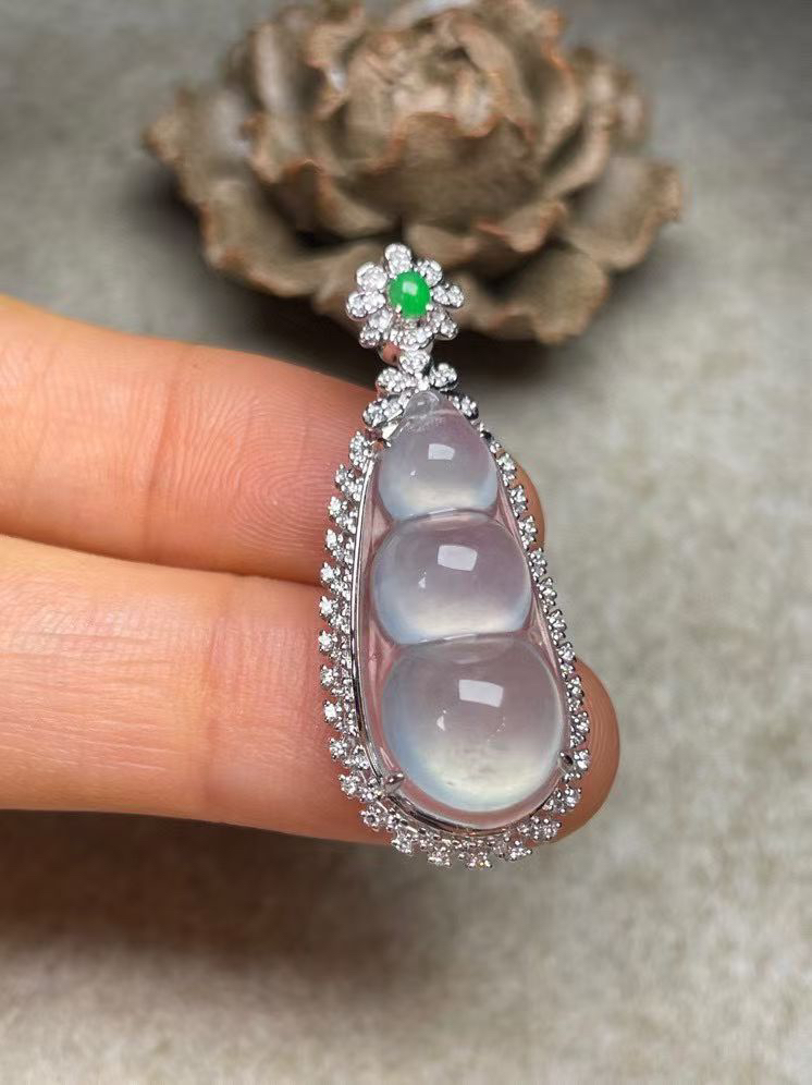 冰种福豆吊坠、真金真钻镶嵌，种水好，玉质细腻 .裸石尺寸 24.0*10.7