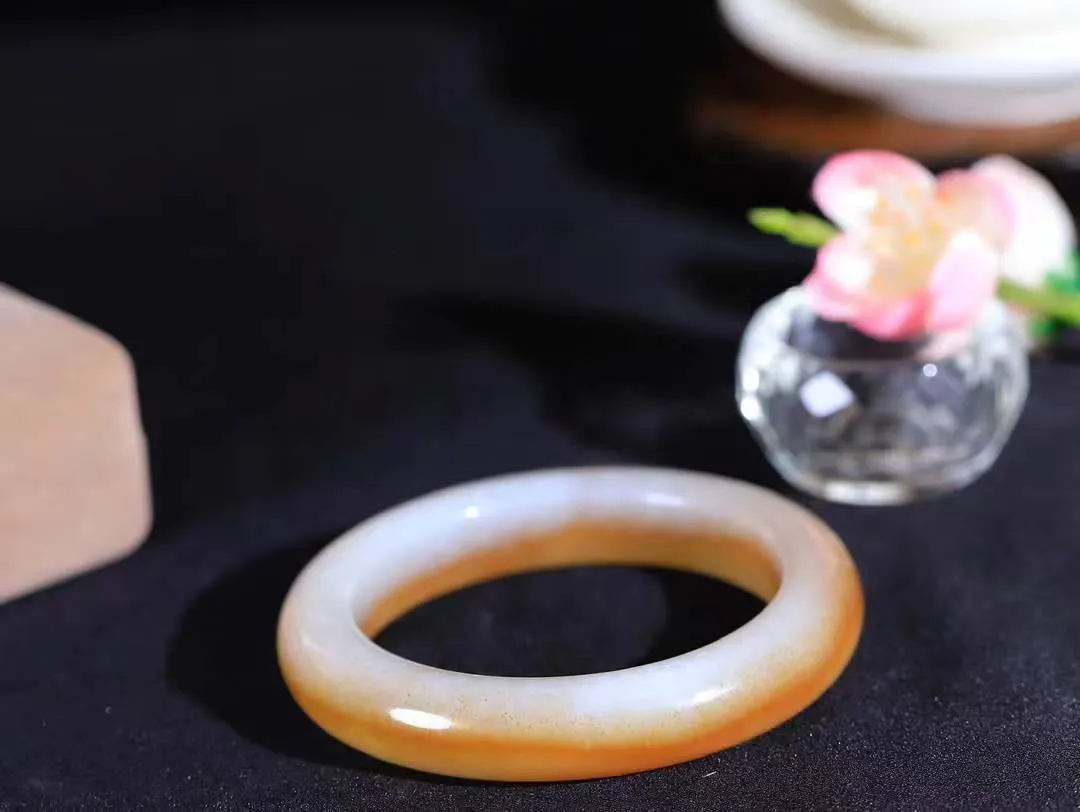 【情有独钟.手镯】

精品和田玉糖白玉手镯 玉质温润细腻 油性十足 手感舒适，高华雅逸，线条流畅，