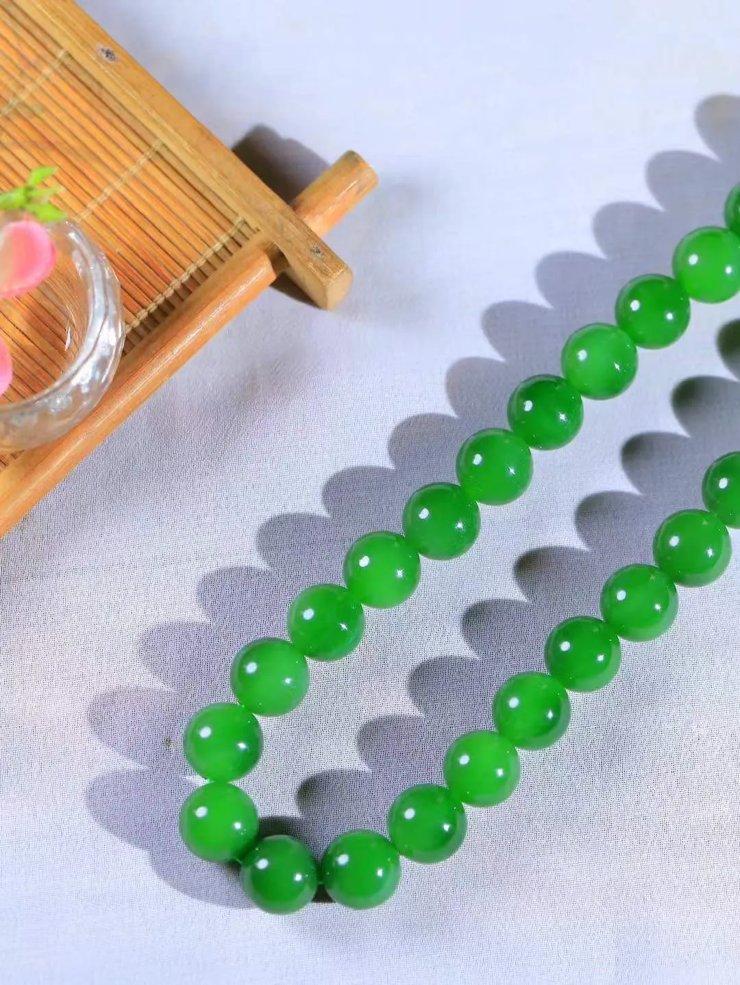 【珠圆玉润.项链】

收藏级臻品️和田玉碧玉珠圆玉润项链 玉质温润细腻  整串打磨圆润，佩戴舒适。珠珠落玉盘，间关莺语花底滑，一生美好时光，无论身在何处，都有它相伴相守。事事顺遂，幸福美满，吉祥如意。重106.7克 尺寸取一11.9mm  79125278A