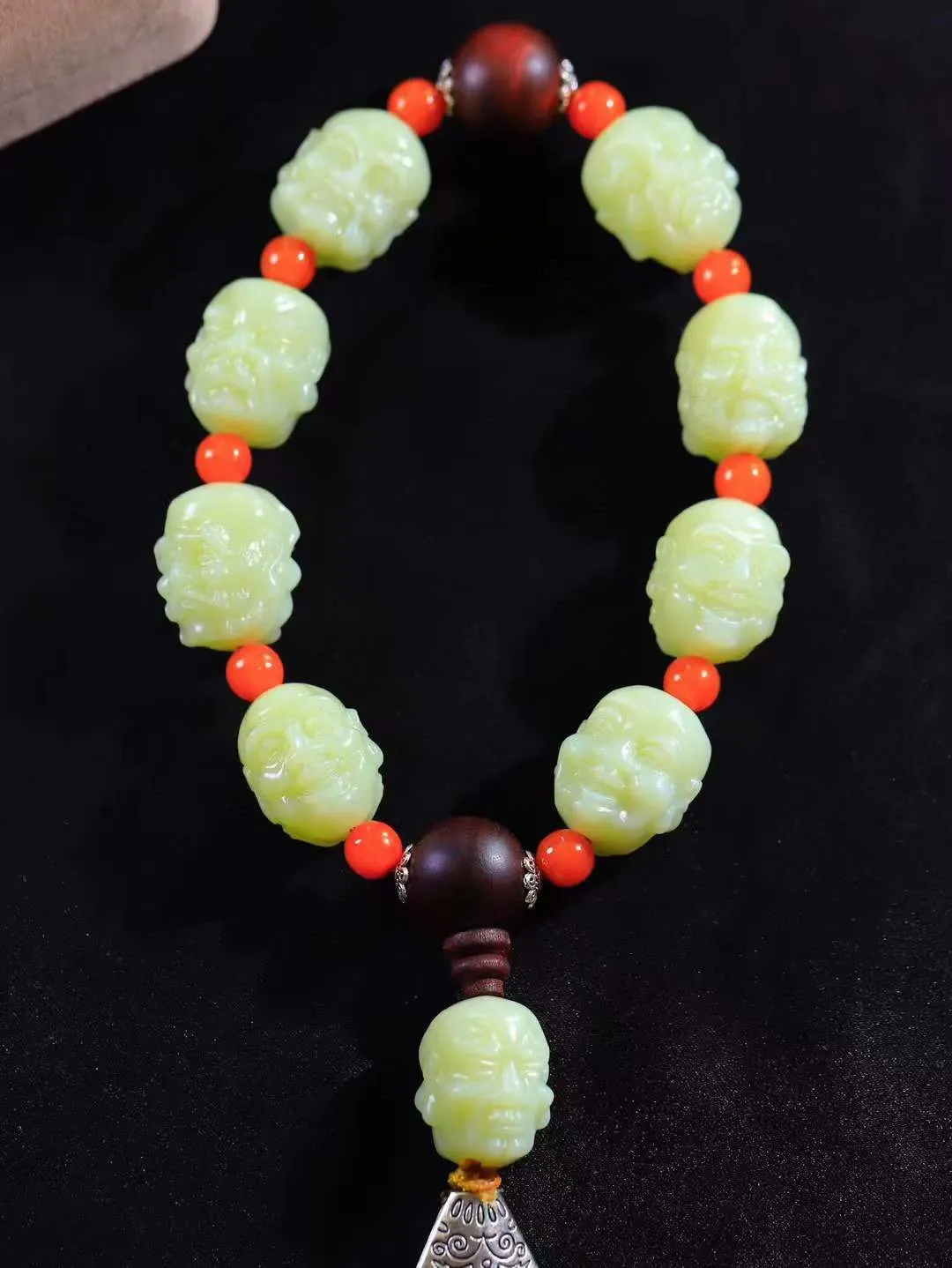 （十八罗汉.手持）

精品和田玉黄口十八罗汉手持，玉质温润细腻 油性十足 颗颗饱满圆润。罗汉有着