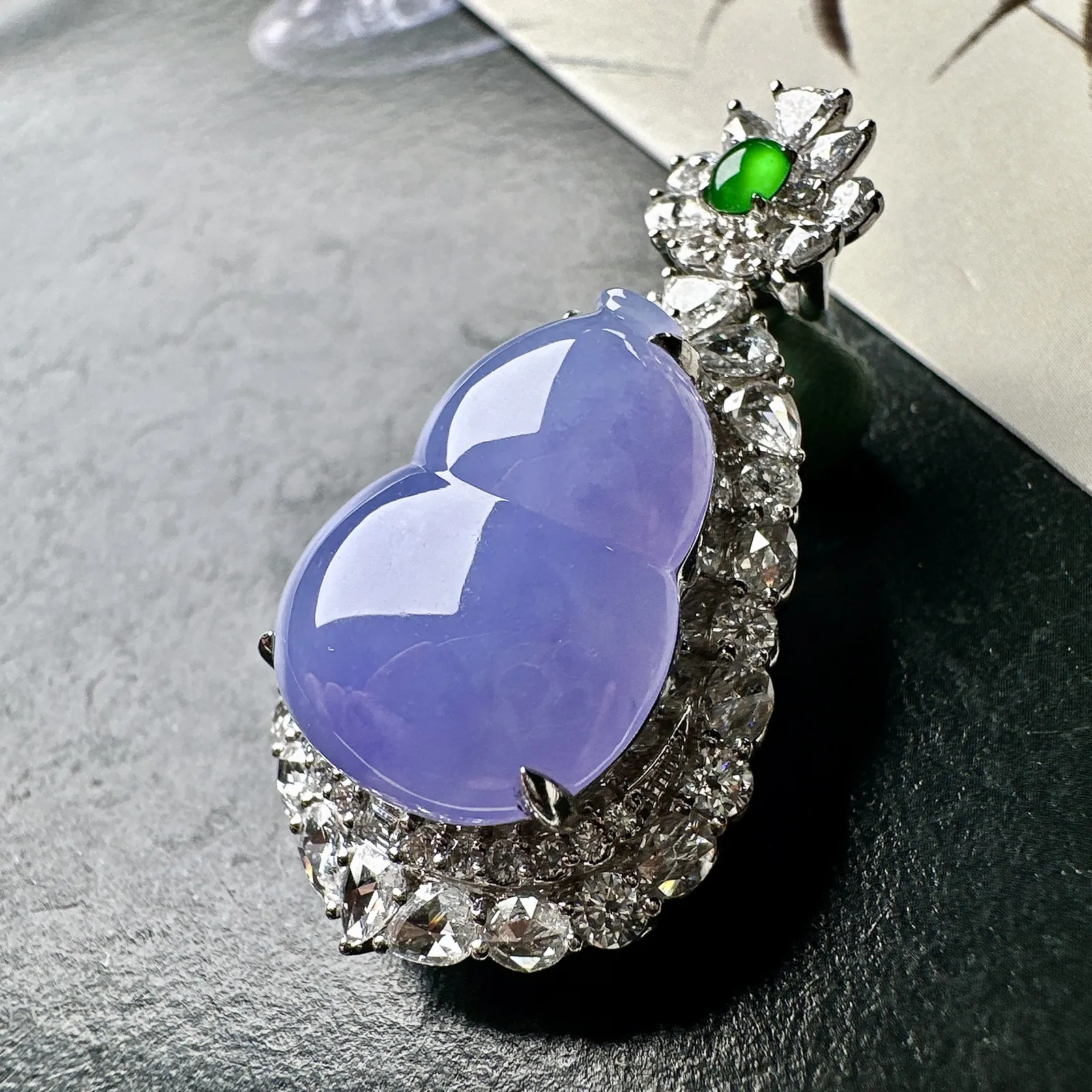 【冰种紫葫芦吊坠】质地细腻，冰透纯净，唯美漂亮，珍藏品质，18K金钻镶嵌，裸石尺寸20.7*16*5.3毫米，佩戴很漂亮。
