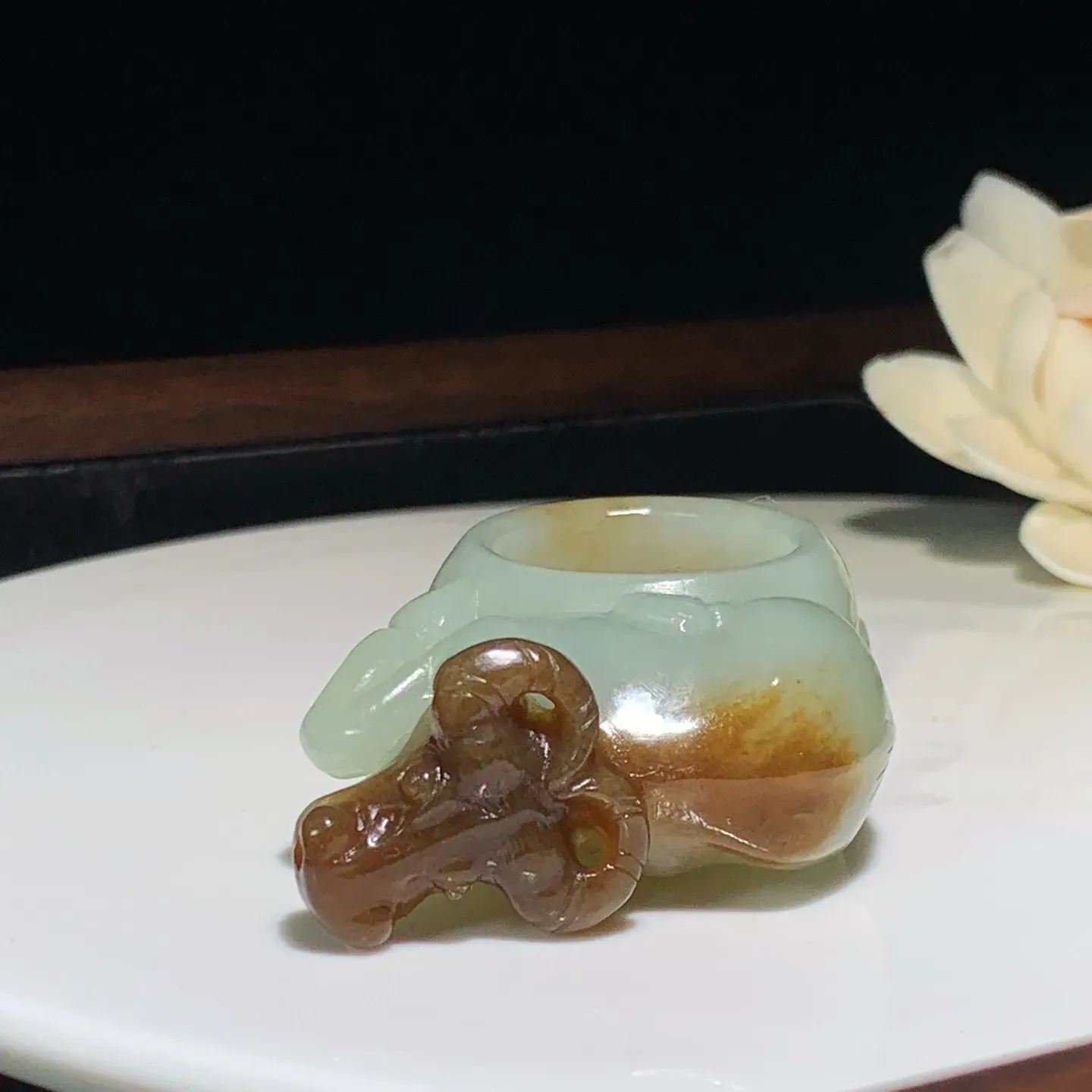 新疆和田玉且末糖扭转乾坤扳指 尺寸59/42/22内径23重50.5克。玉质细腻油润。手推出油。佩戴高端典雅。lt251201