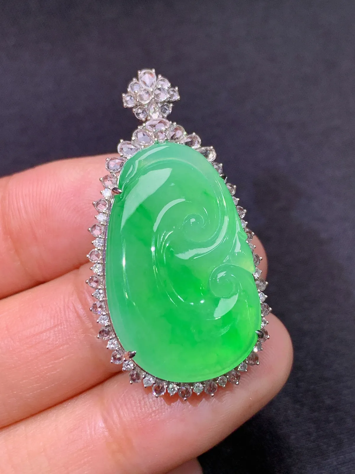 甜绿如意吊坠，18k金镶嵌，色泽鲜阳，冰润细腻，种水足 尺寸39*21.5*8.2