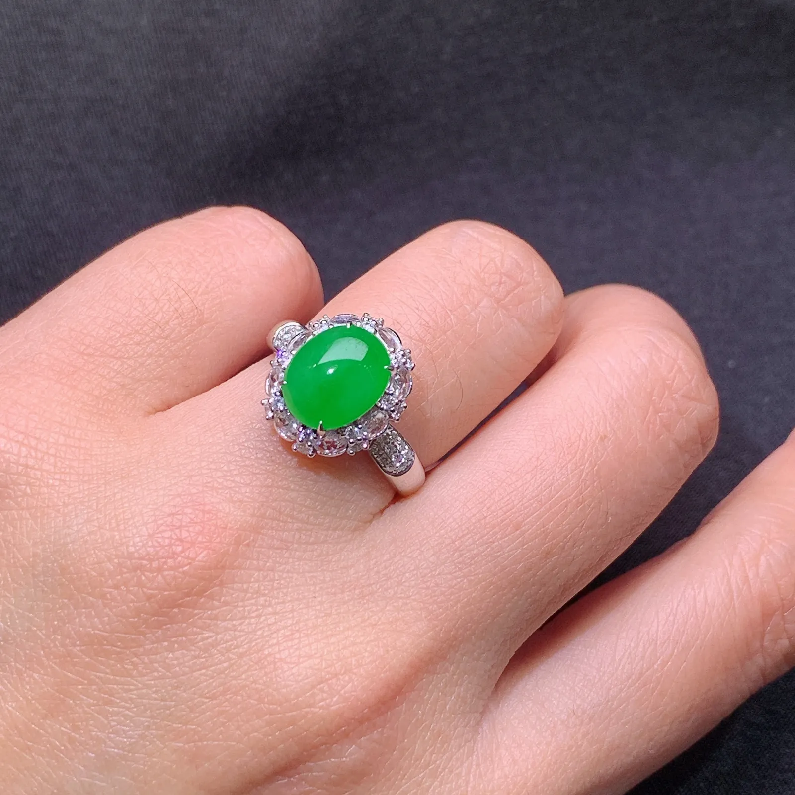 阳绿蛋面戒指 18k金镶嵌，色泽鲜阳，冰润细腻，种水足，圈口14 裸石9.6*7.8*3.3