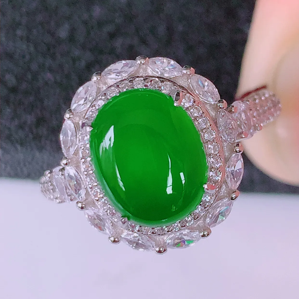 冰透满绿翡翠925银镶嵌戒指，自然光实拍，翠色灵动，颜色漂亮，种老水足，品相佳，佩戴佳品！#97.29（圈口可调大小）整体25.5-17.5-7.8裸石10*8
