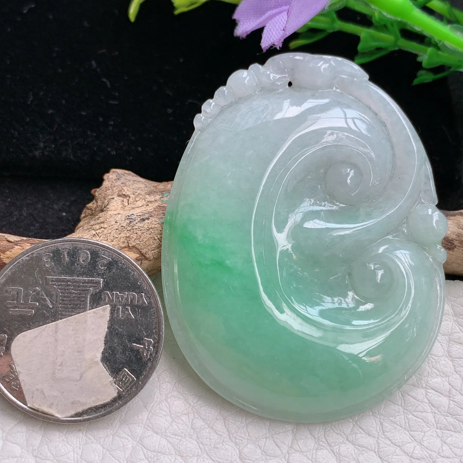 zen自然光52*40*5.8天然缅甸翡翠饱满飘绿清新玉如意玉吊坠 毛衣坠