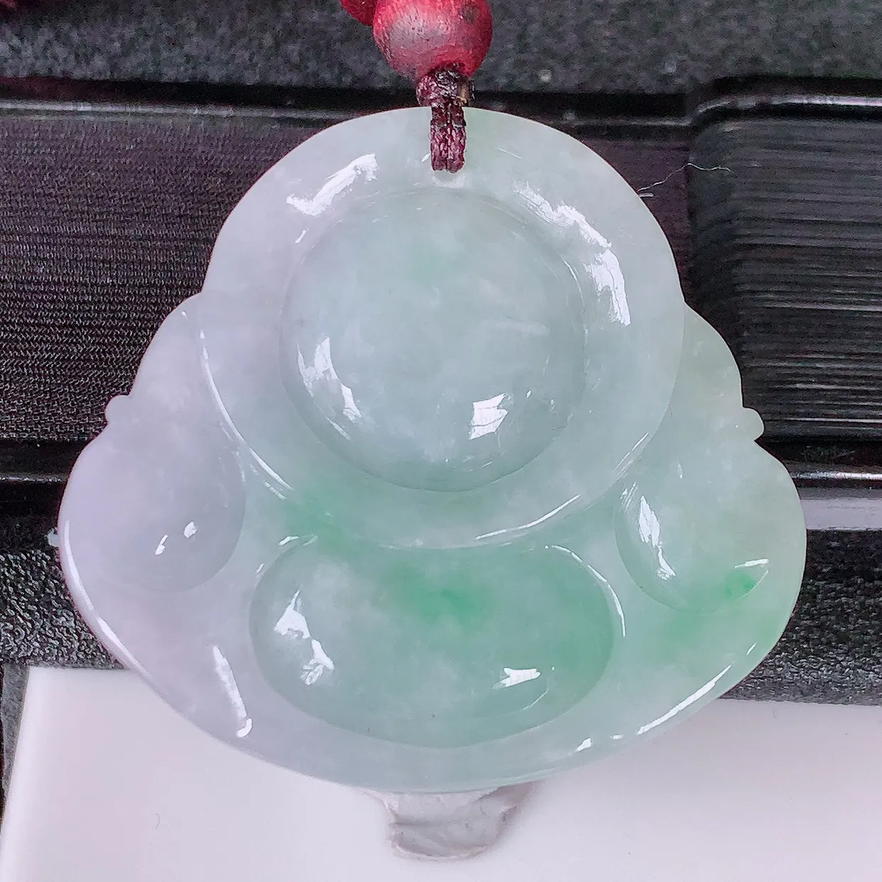 自然光实拍，冰润飘绿佛公吊坠，翡翠开心笑佛，种老水足，颜色漂亮，立体饱满圆润，佩戴效果赞#46.29