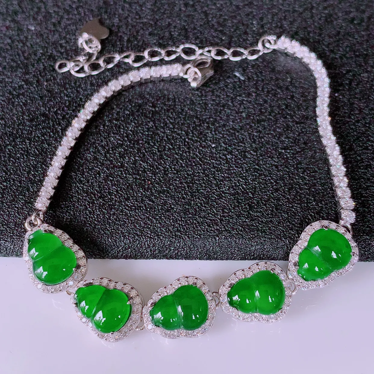 冰透满绿翡翠925银镶嵌葫芦手链，自然光实拍，翠色灵动，颜色漂亮，种老水足，品相佳，佩戴佳品！#97