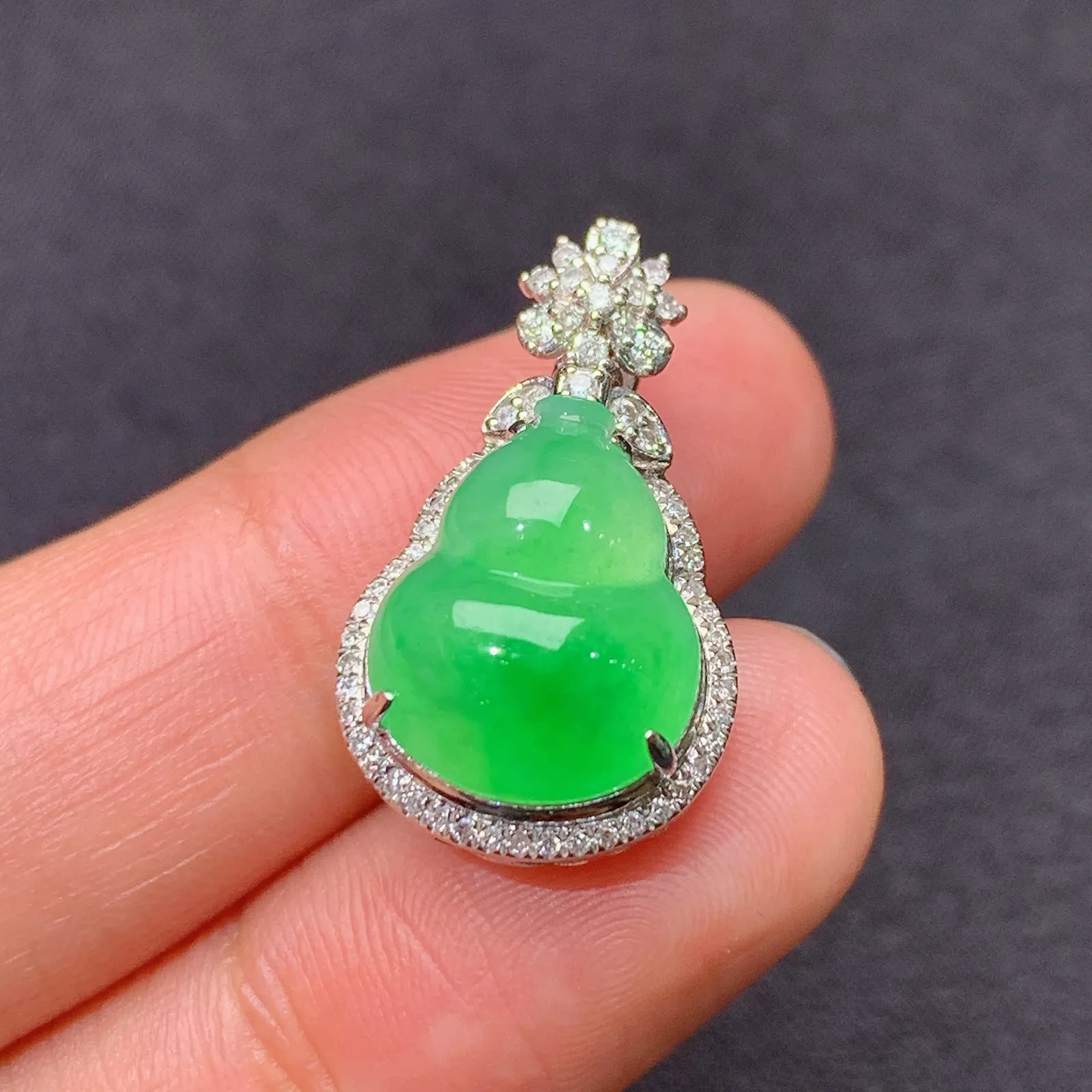 翠绿葫芦吊坠，18k金镶嵌，色泽鲜阳，冰润细腻，种水足，Xj 尺寸22.3*13.3*9.7