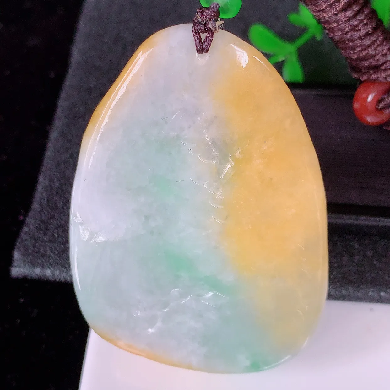 自然光实拍，特色黄加绿翡翠山水牌、悟道吊坠，三彩翡翠山水，立体生动形象，山水素材布局合理，意境感佳，佩戴上身效果更高贵 #41.29