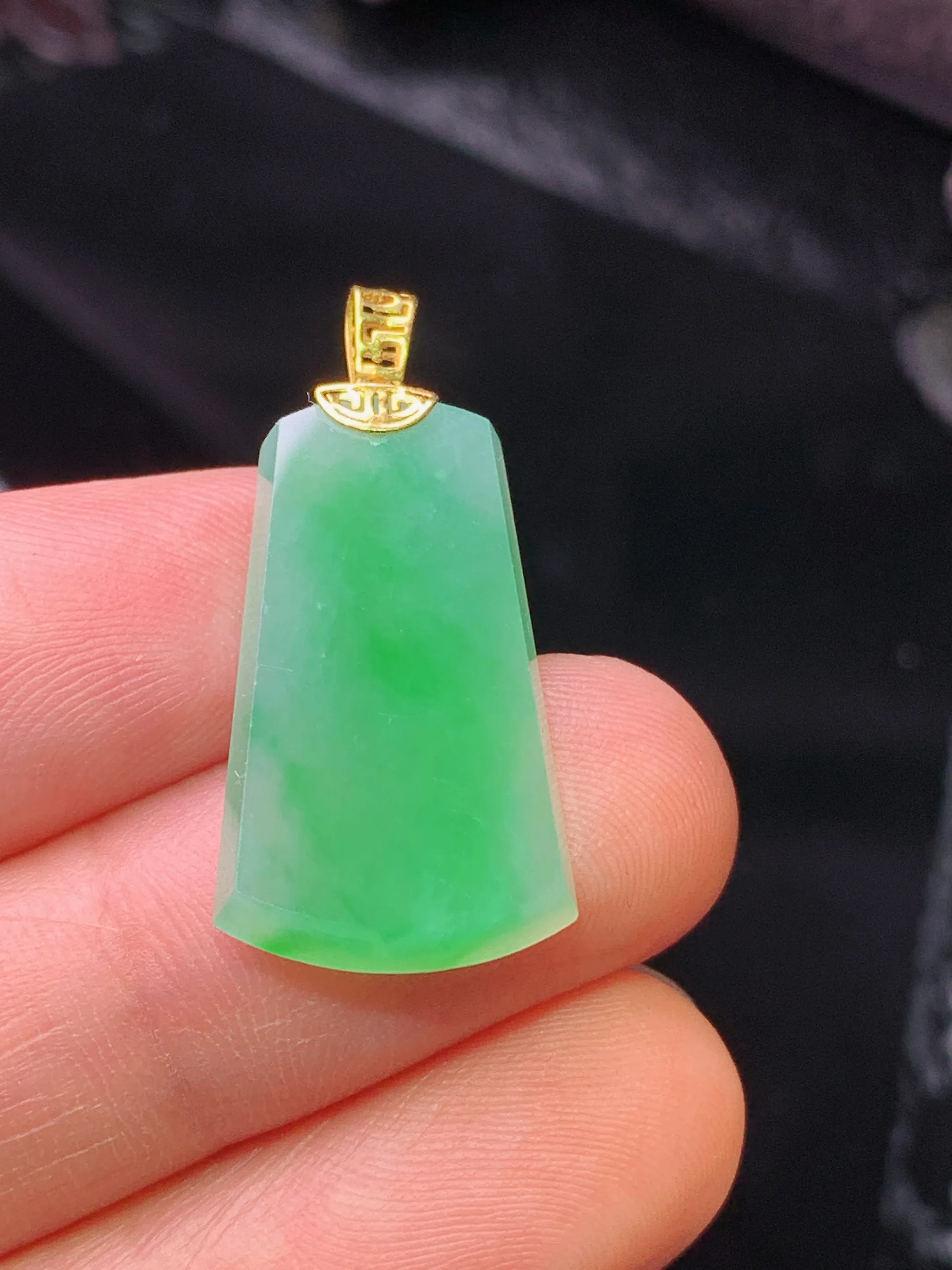 18k金镶嵌翠绿无事牌吊坠 玉质细腻 色泽清新艳丽  整体尺寸28.2*13.3*3
