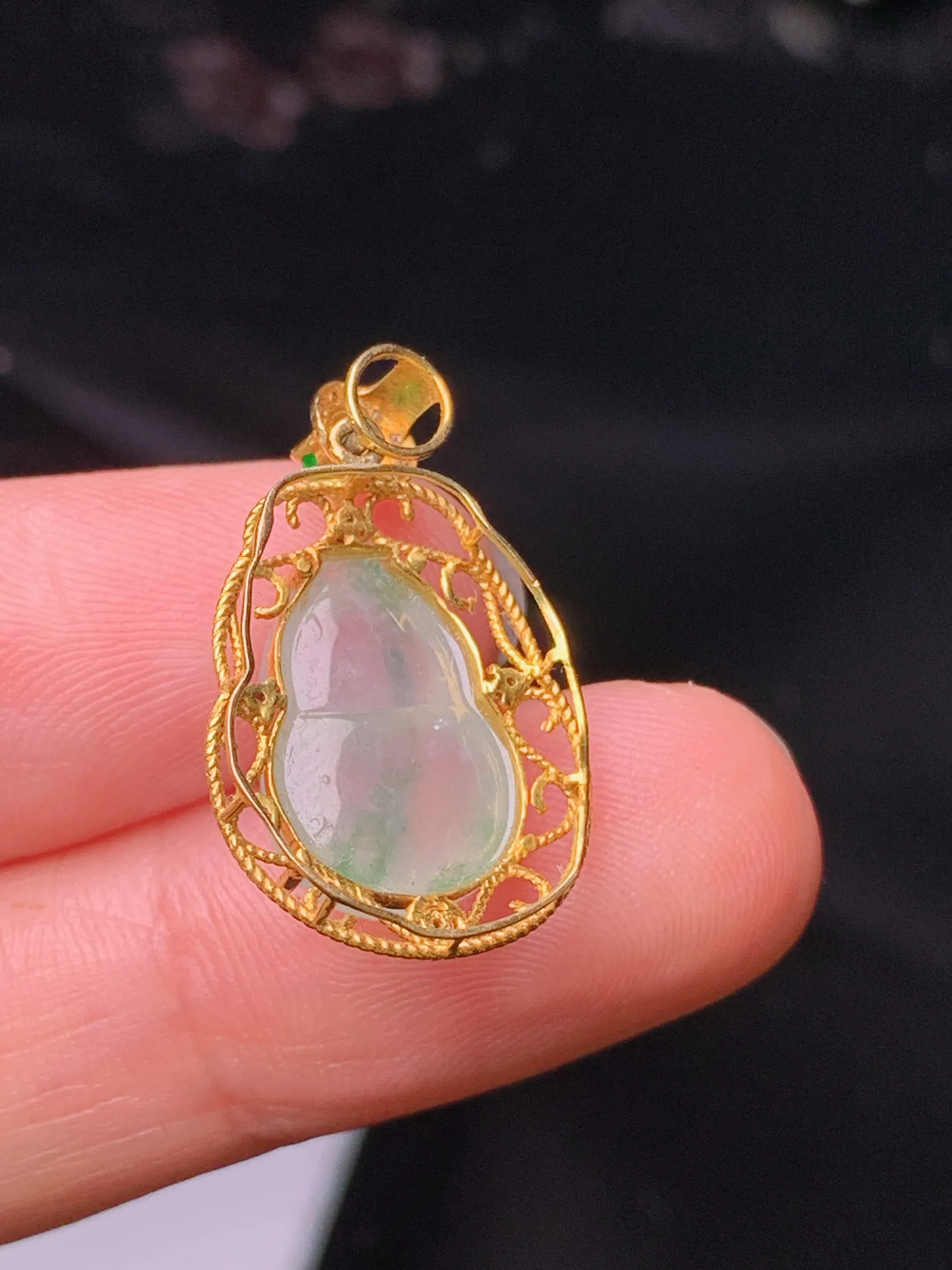 18k金钻镶嵌冰种飘绿葫芦吊坠 玉质细腻 色泽清新艳丽  整体尺寸24.5*14.5*7.6