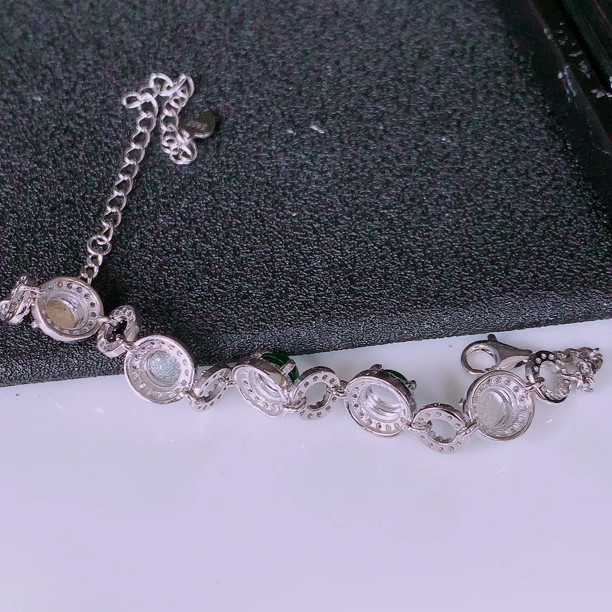 冰透满绿翡翠925银镶嵌手链，自然光实拍，翠色灵动，颜色漂亮，种老水足，品相佳，佩戴佳品！#97.29取一整体8-7.5-5裸石5.2*5.2