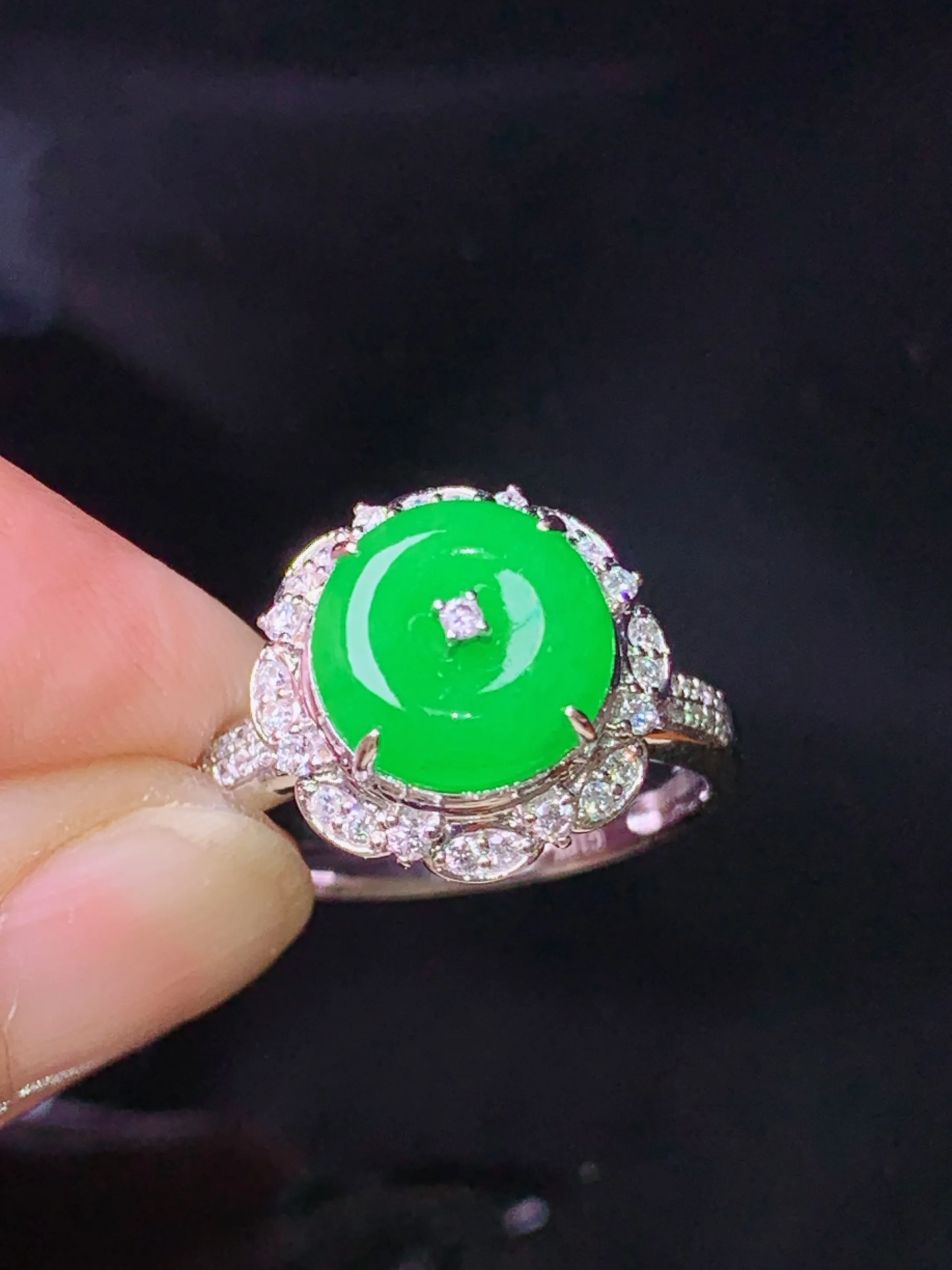 18k金钻镶嵌满绿平安扣戒指 玉质细腻 色泽清新艳丽 圈口15 整体尺寸13.5*9.3