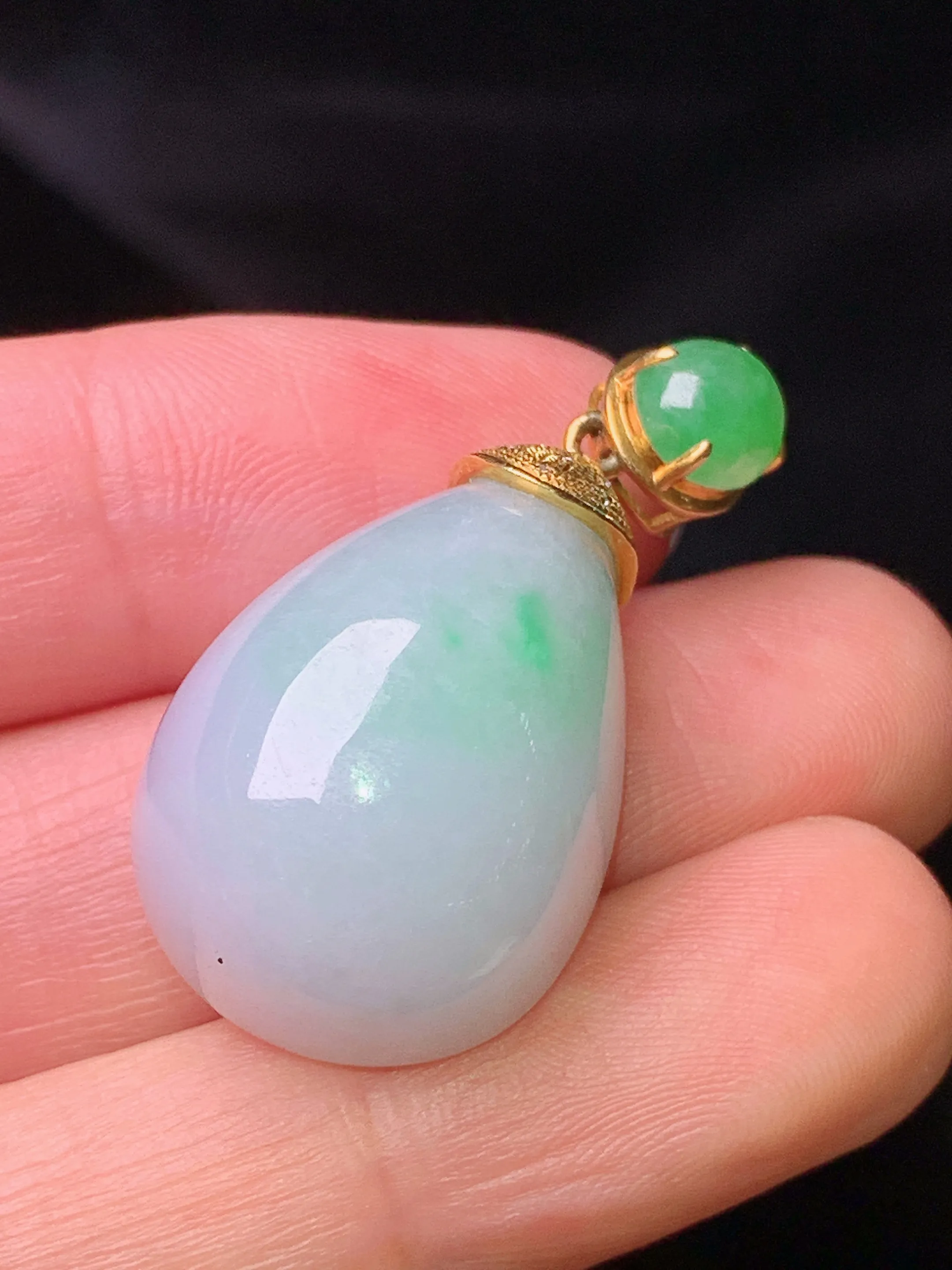 18k金镶嵌飘绿水滴吊坠 玉质细腻 色泽清新艳丽  整体尺寸33*17*14