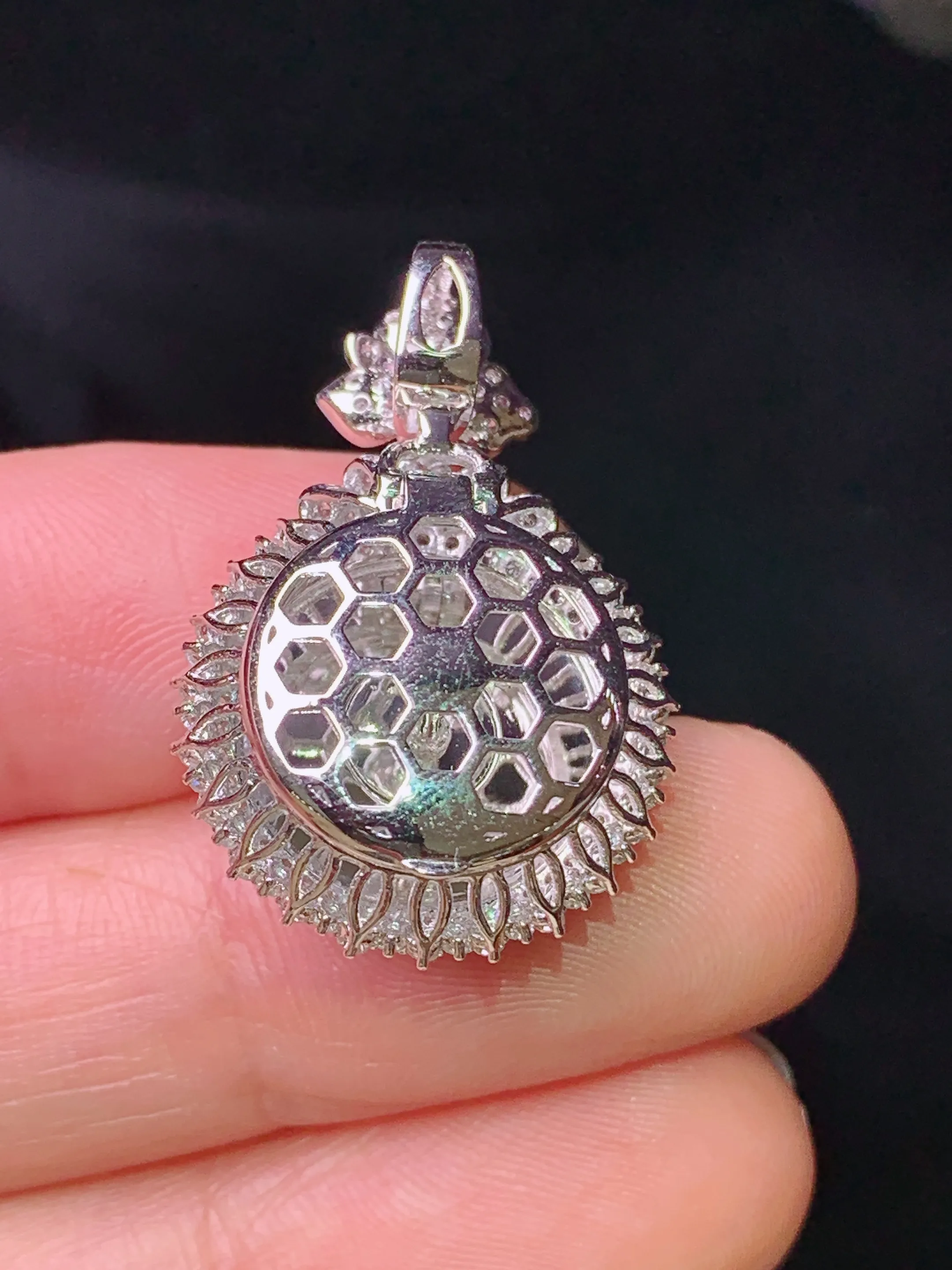 18k金钻镶嵌满绿平安扣吊坠 玉质细腻 色泽清新艳丽 整体尺寸28.2*18.5*10.7