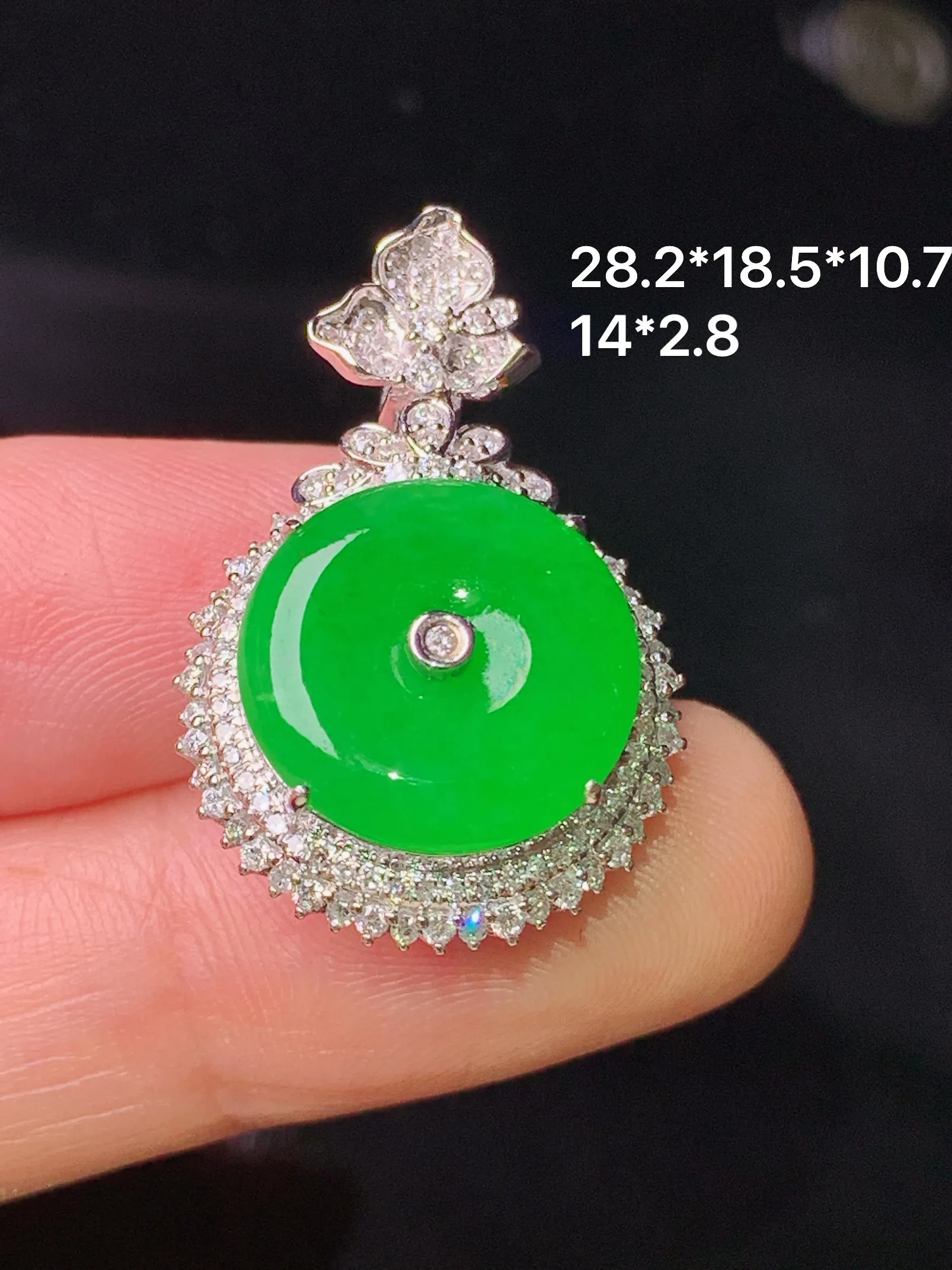 18k金钻镶嵌满绿平安扣吊坠 玉质细腻 色泽清新艳丽 整体尺寸28.2*18.5*10.7