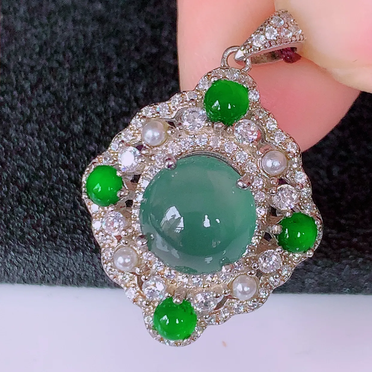 冰透满绿翡翠925银镶嵌吊坠，自然光实拍，翠色灵动，颜色漂亮，种老水足，品相佳，佩戴佳品！#97.29整体29*20*9.6裸石9*9